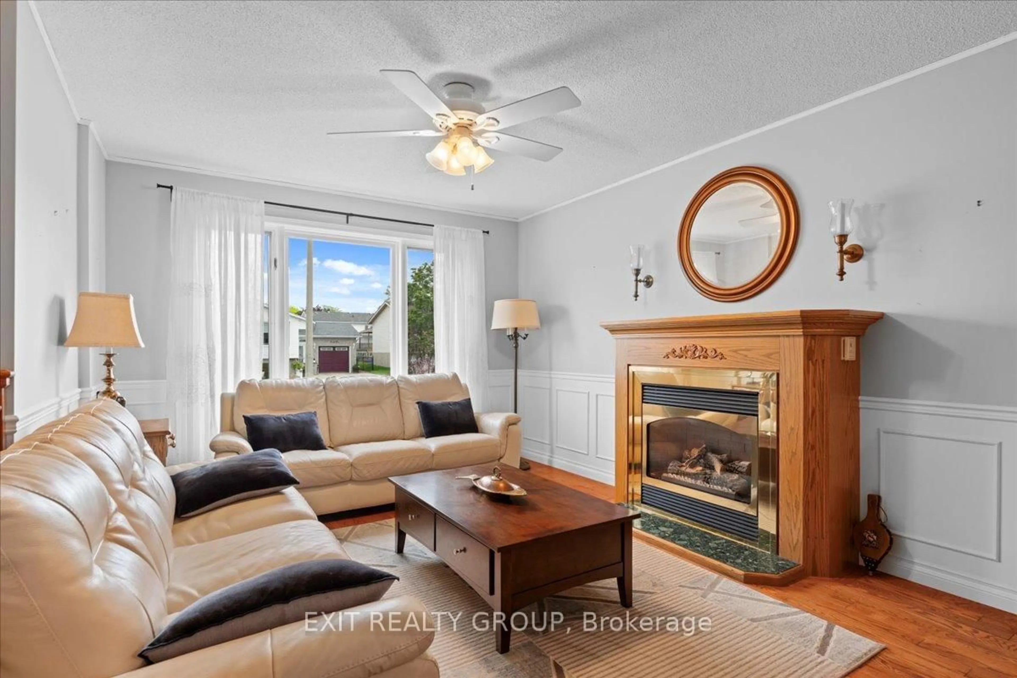 Living room with furniture, unknown for 41 Faraday Gdns, Belleville Ontario K8P 5J5