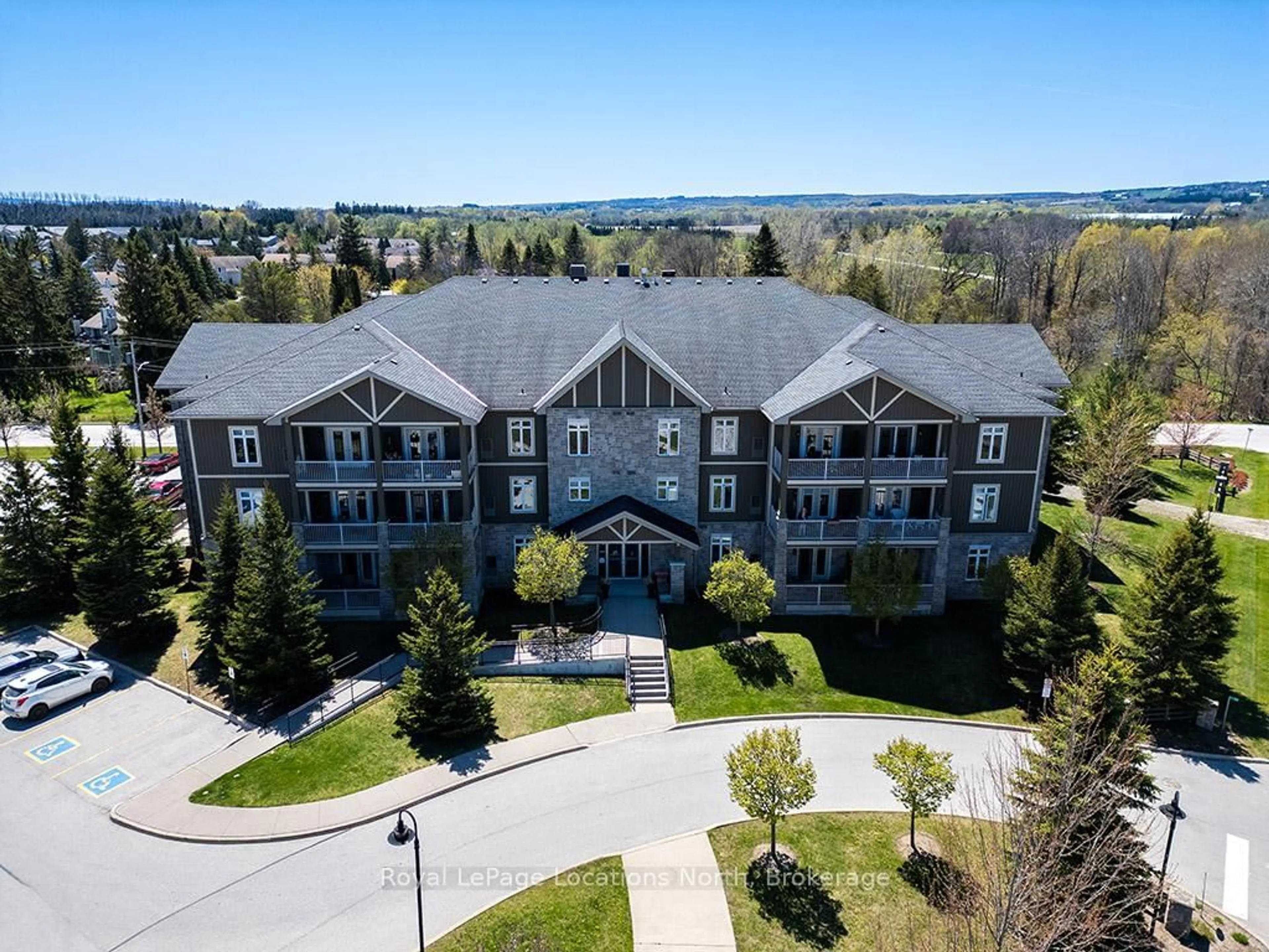 A pic from outside/outdoor area/front of a property/back of a property/a pic from drone, building for 25 Beaver St #203, Blue Mountains Ontario N0H 2P0
