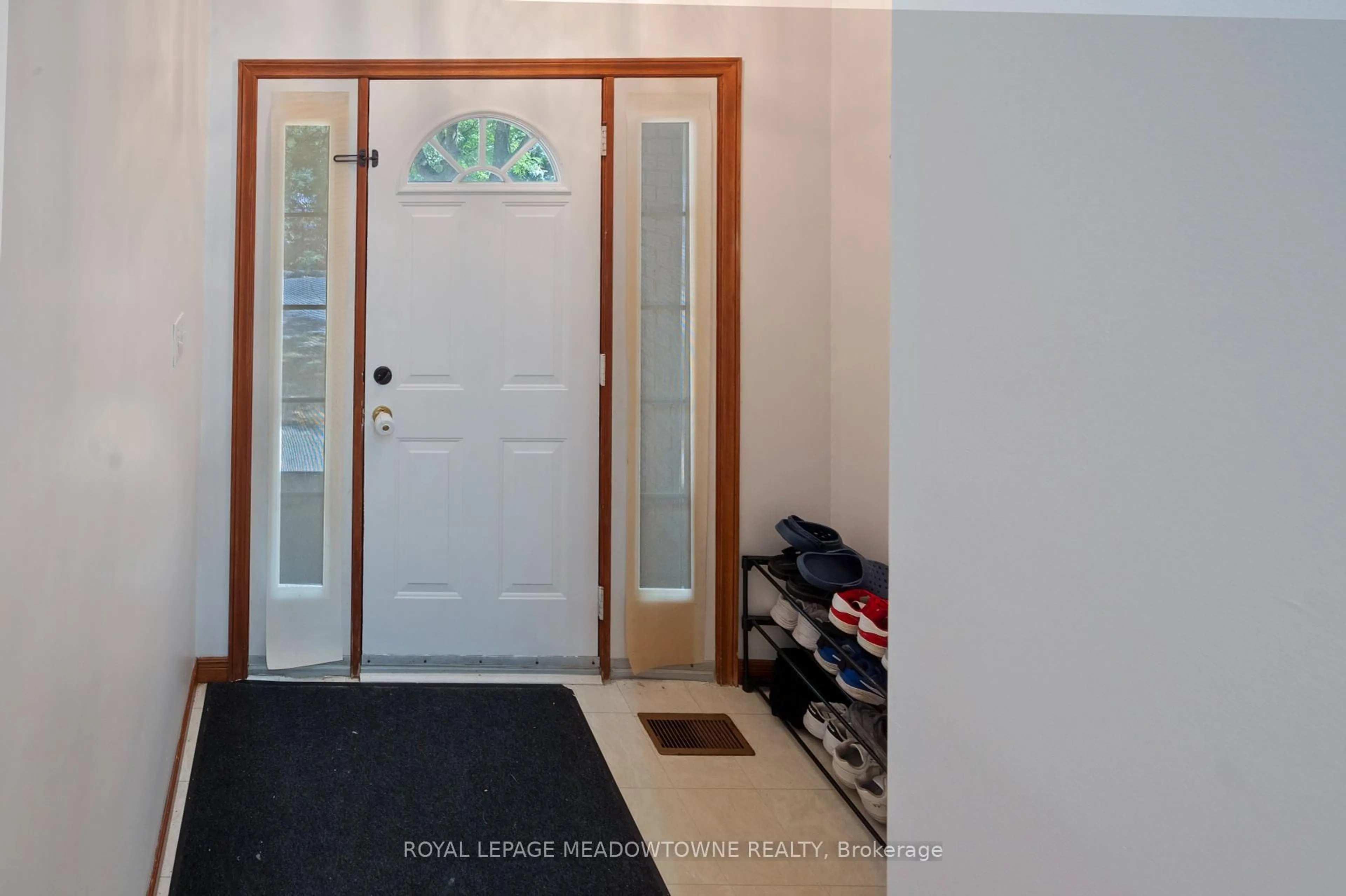 Indoor entryway for 700 Champlain Blvd #2, Cambridge Ontario N1R 8K1