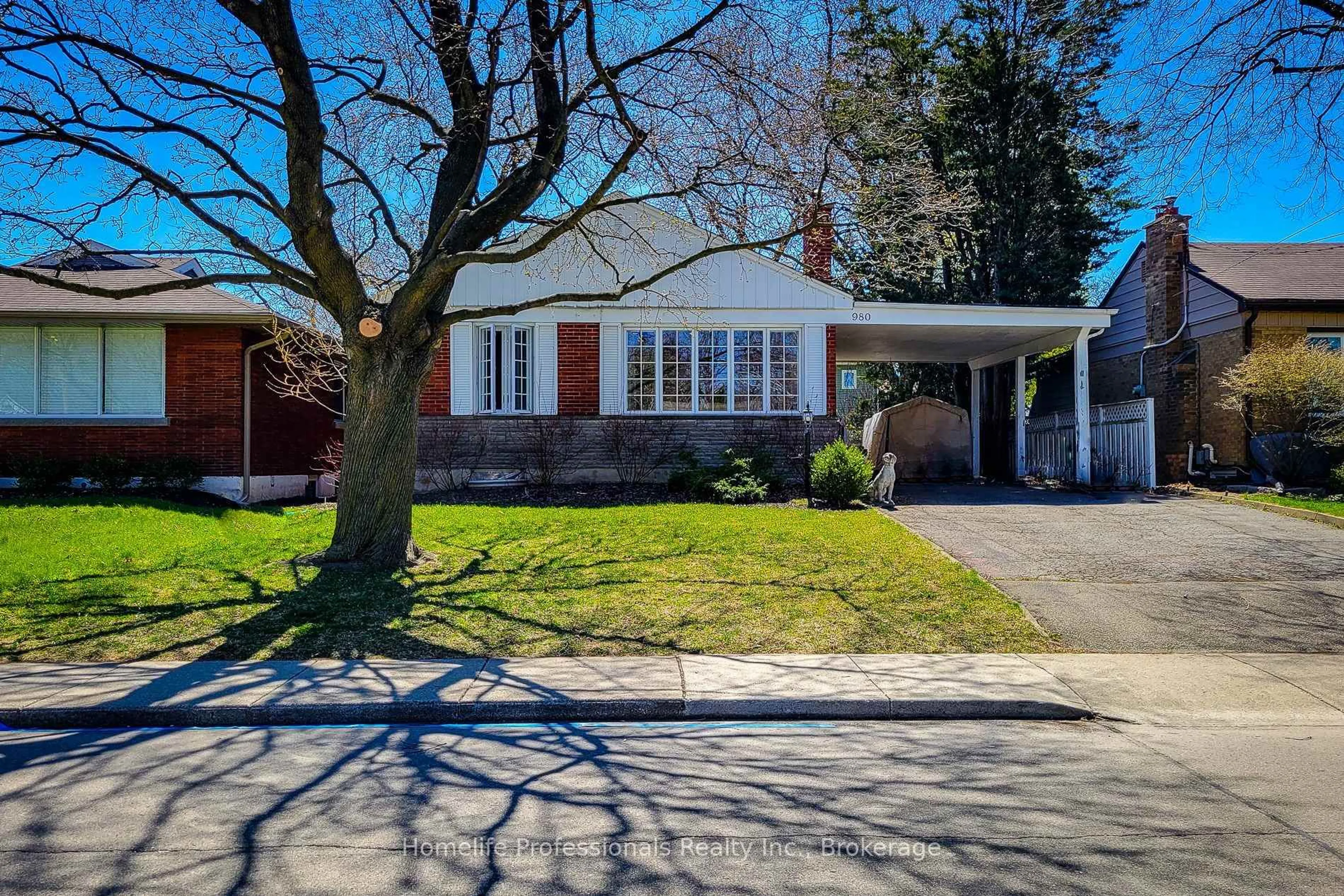 Home with brick exterior material, street for 980 Brucedale Ave, Hamilton Ontario L8T 1M4