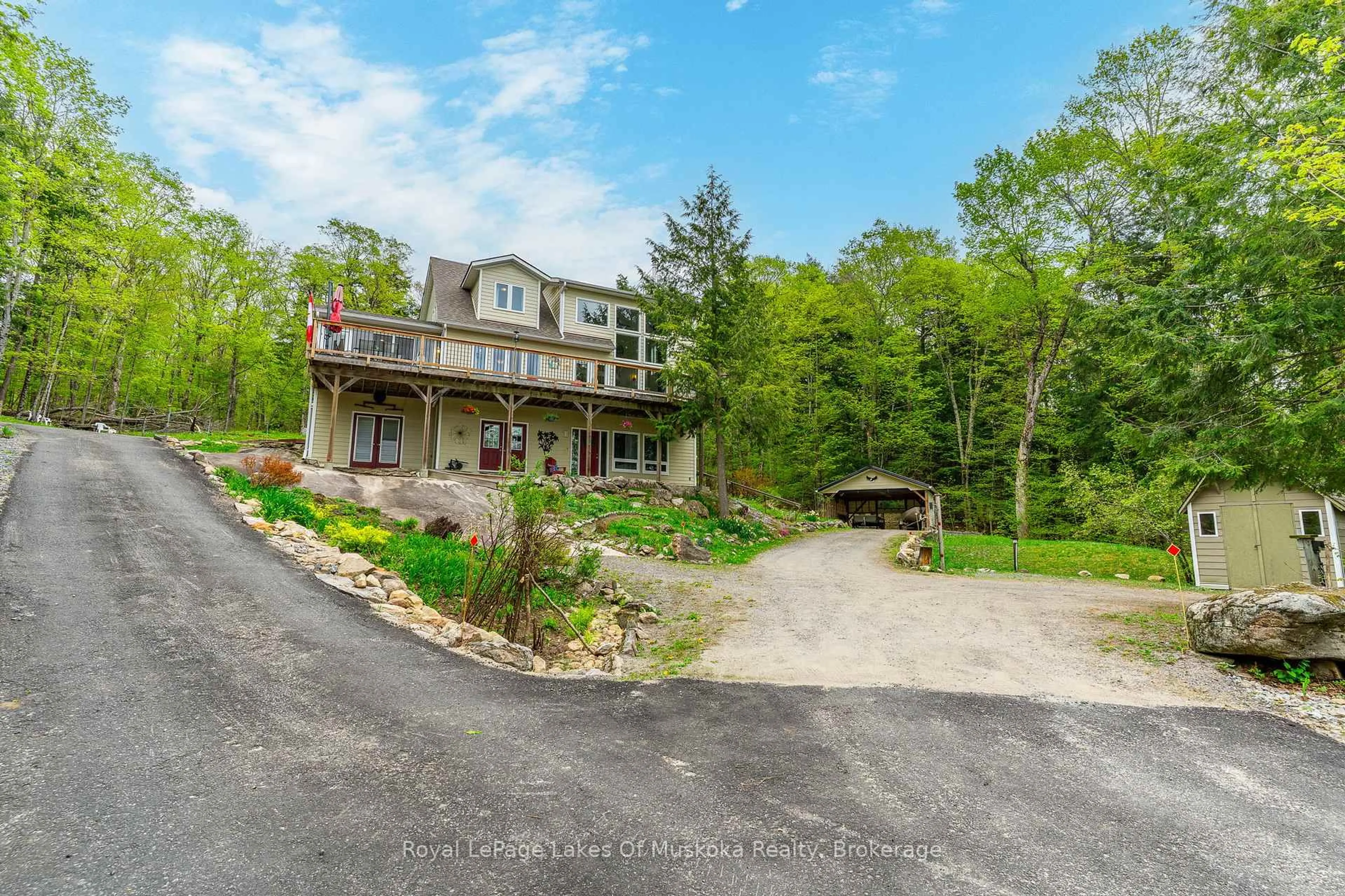 A pic from outside/outdoor area/front of a property/back of a property/a pic from drone, water/lake/river/ocean view for 1043 Oakland Dr, Bracebridge Ontario P1L 1W8