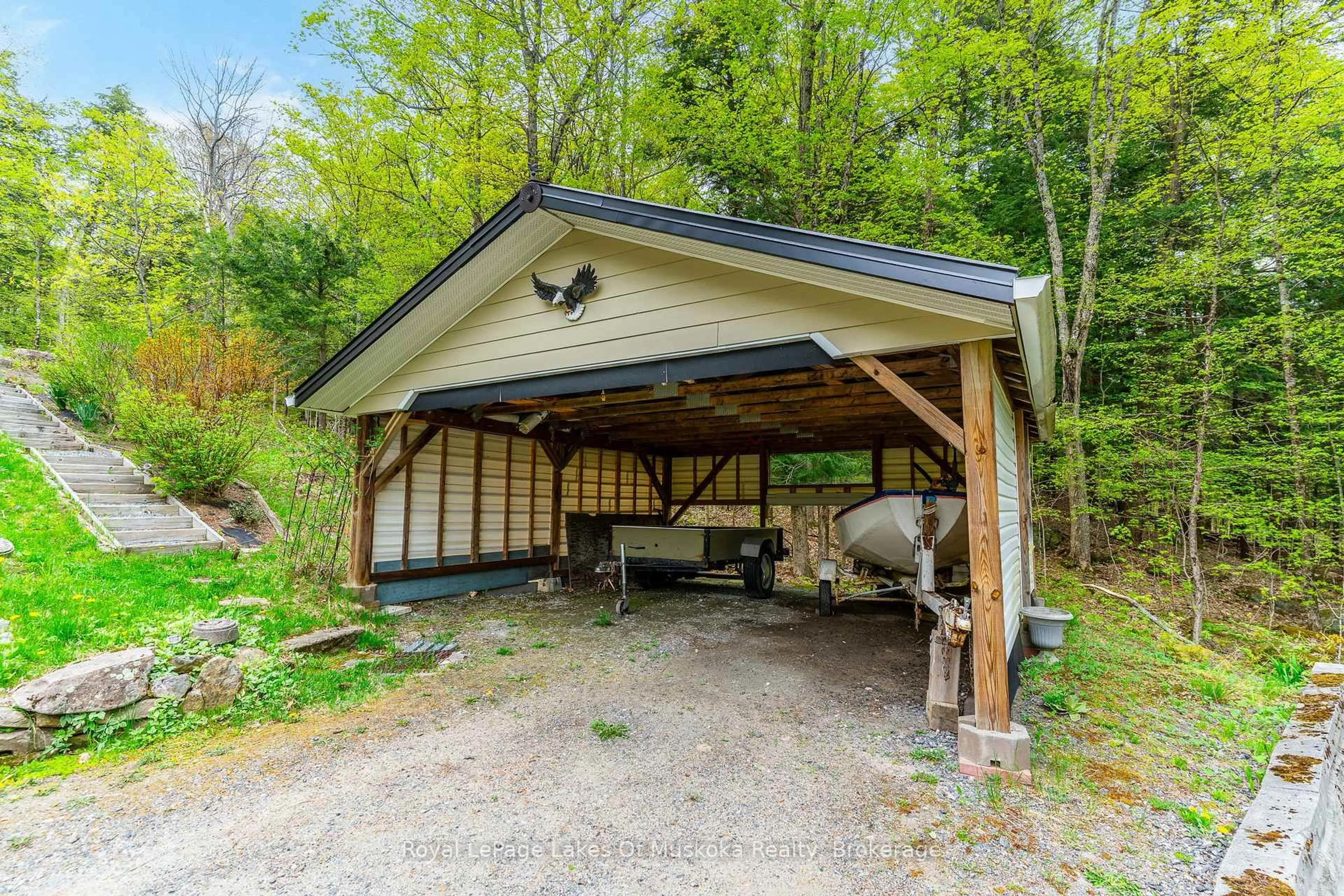 Indoor garage for 1043 Oakland Dr, Bracebridge Ontario P1L 1W8