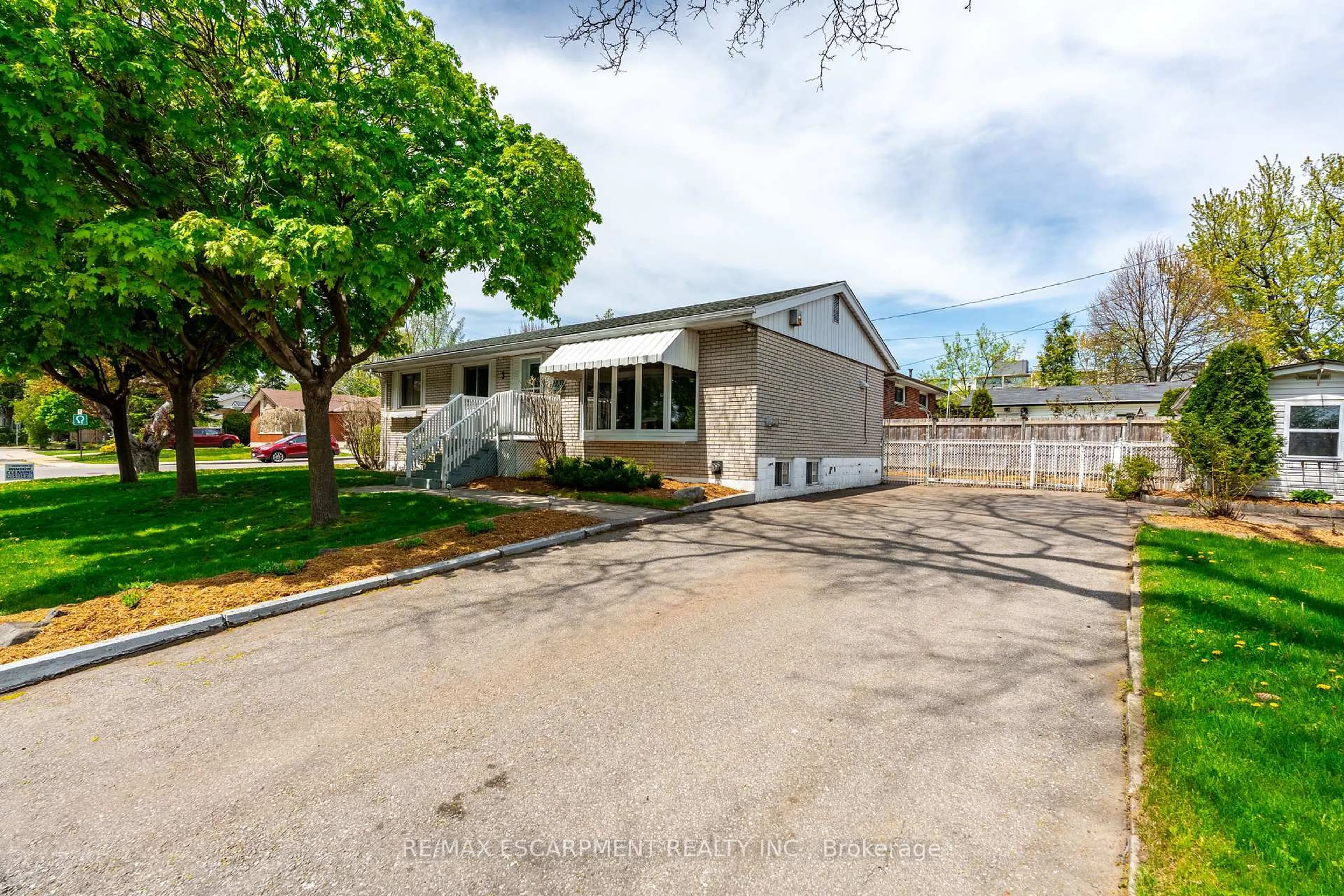 Unknown for 3 TANAGER Ave, Hamilton Ontario L9A 2M2