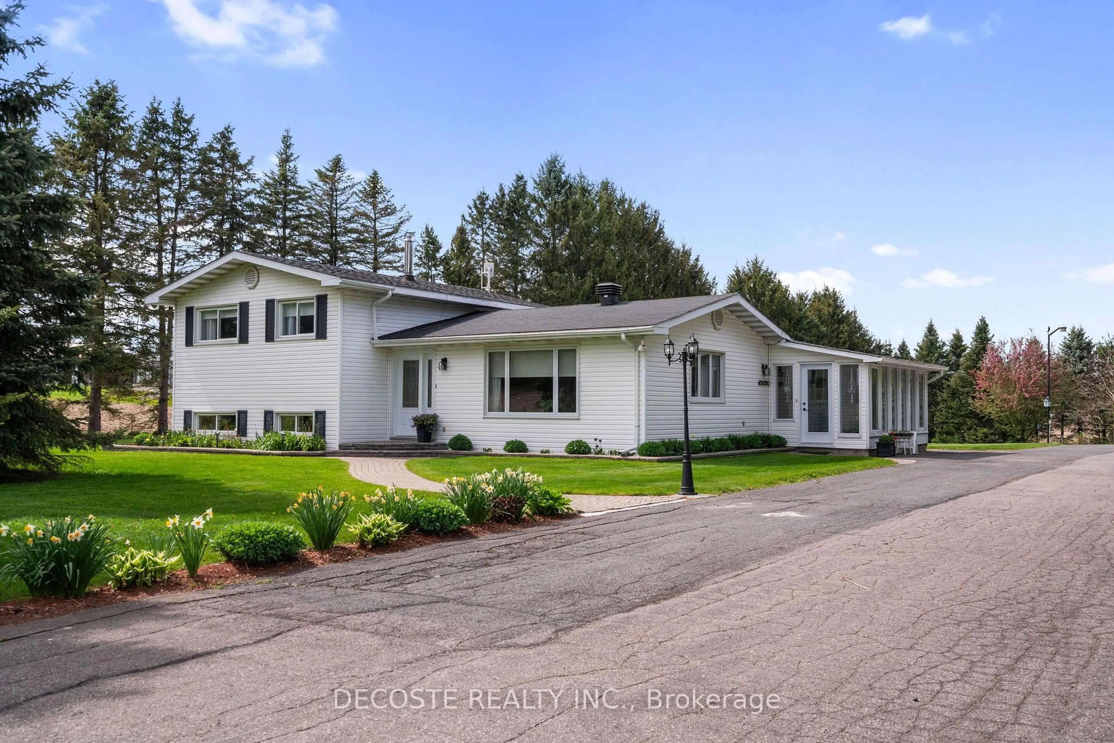Home with vinyl exterior material, street for 21713 Concession 8 Rd, South Glengarry Ontario K0C 1Z0