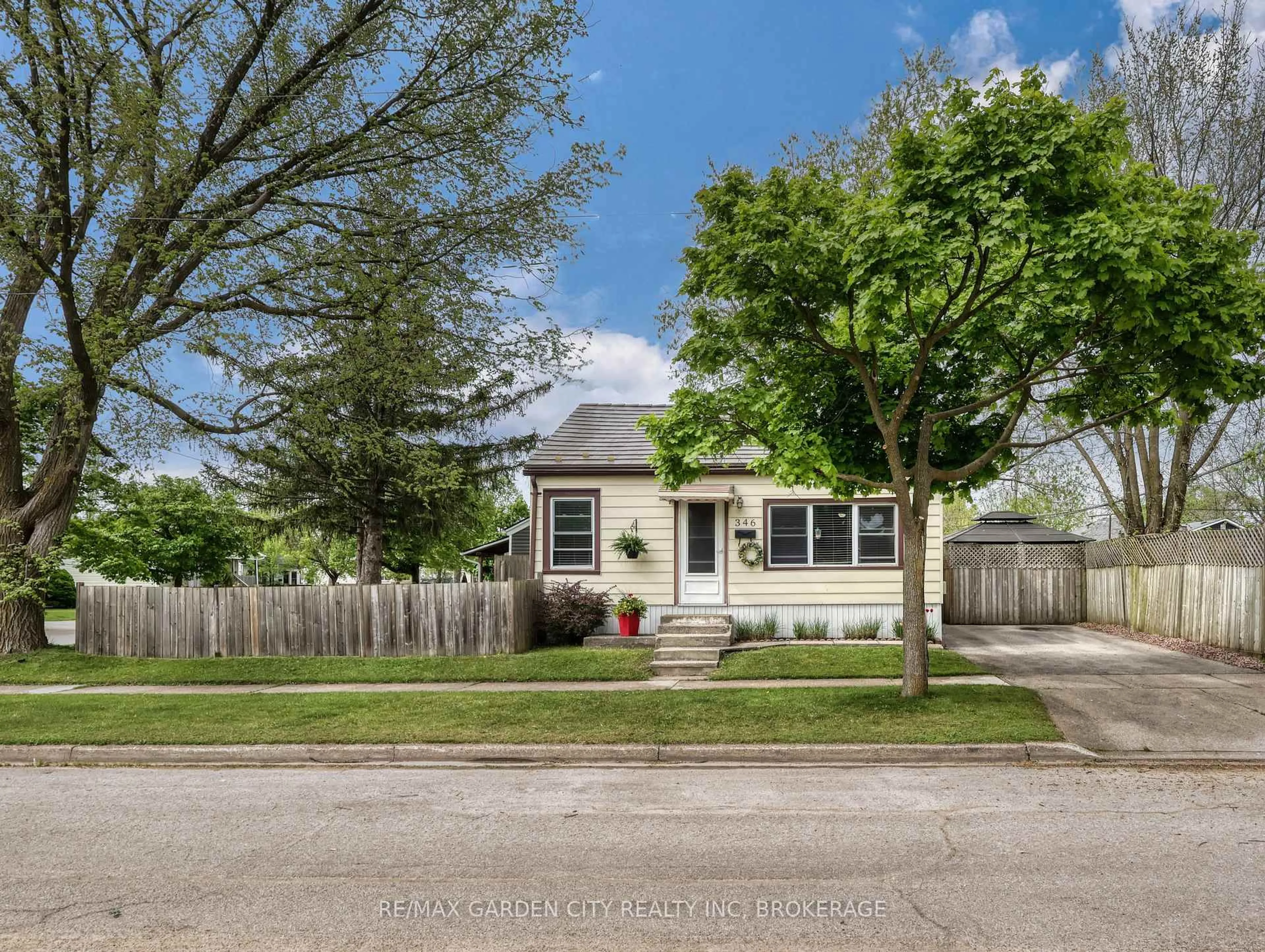 A pic from outside/outdoor area/front of a property/back of a property/a pic from drone, street for 346 FLEET St, Welland Ontario L3B 4X3