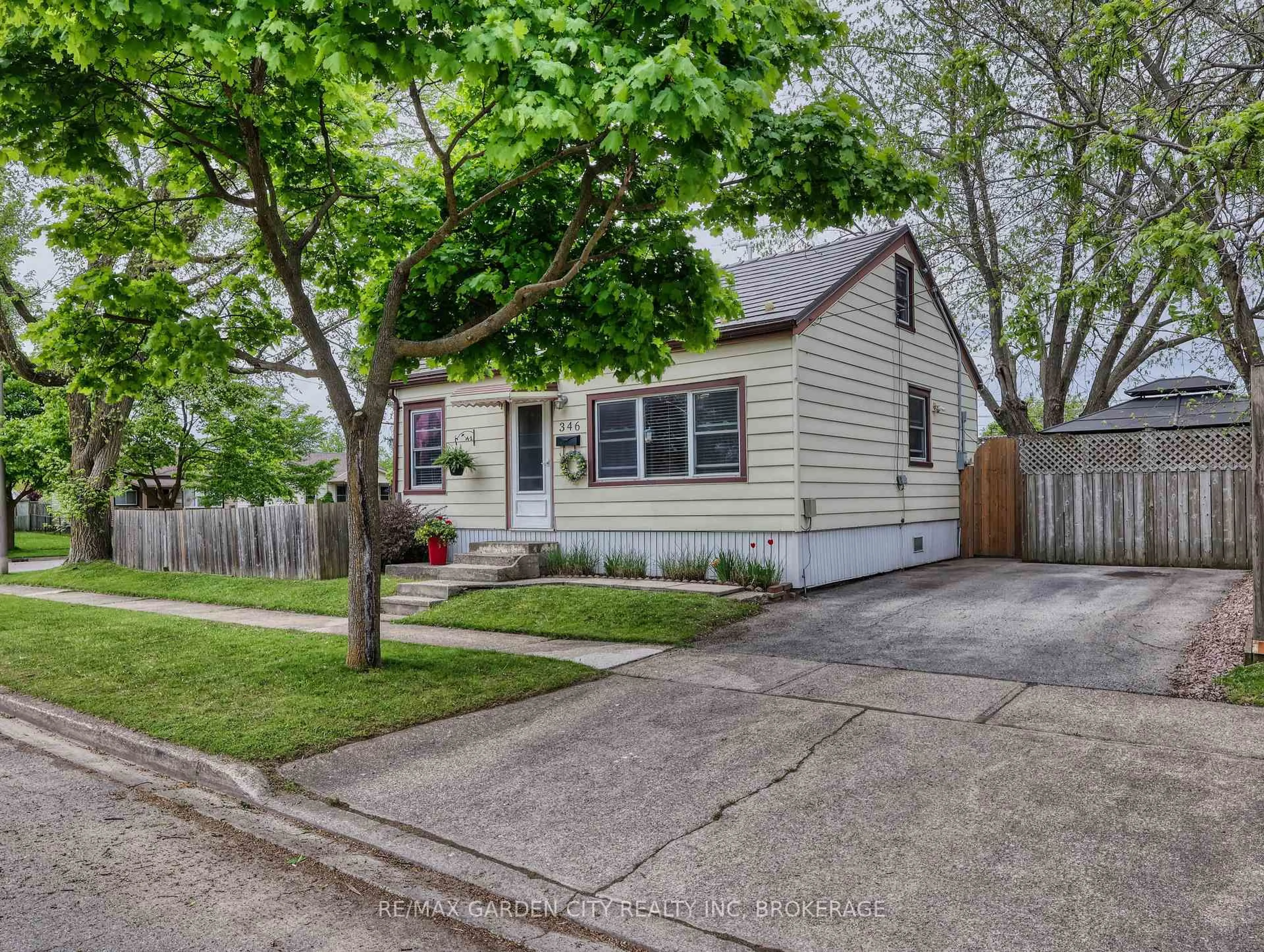 Home with vinyl exterior material, street for 346 FLEET St, Welland Ontario L3B 4X3