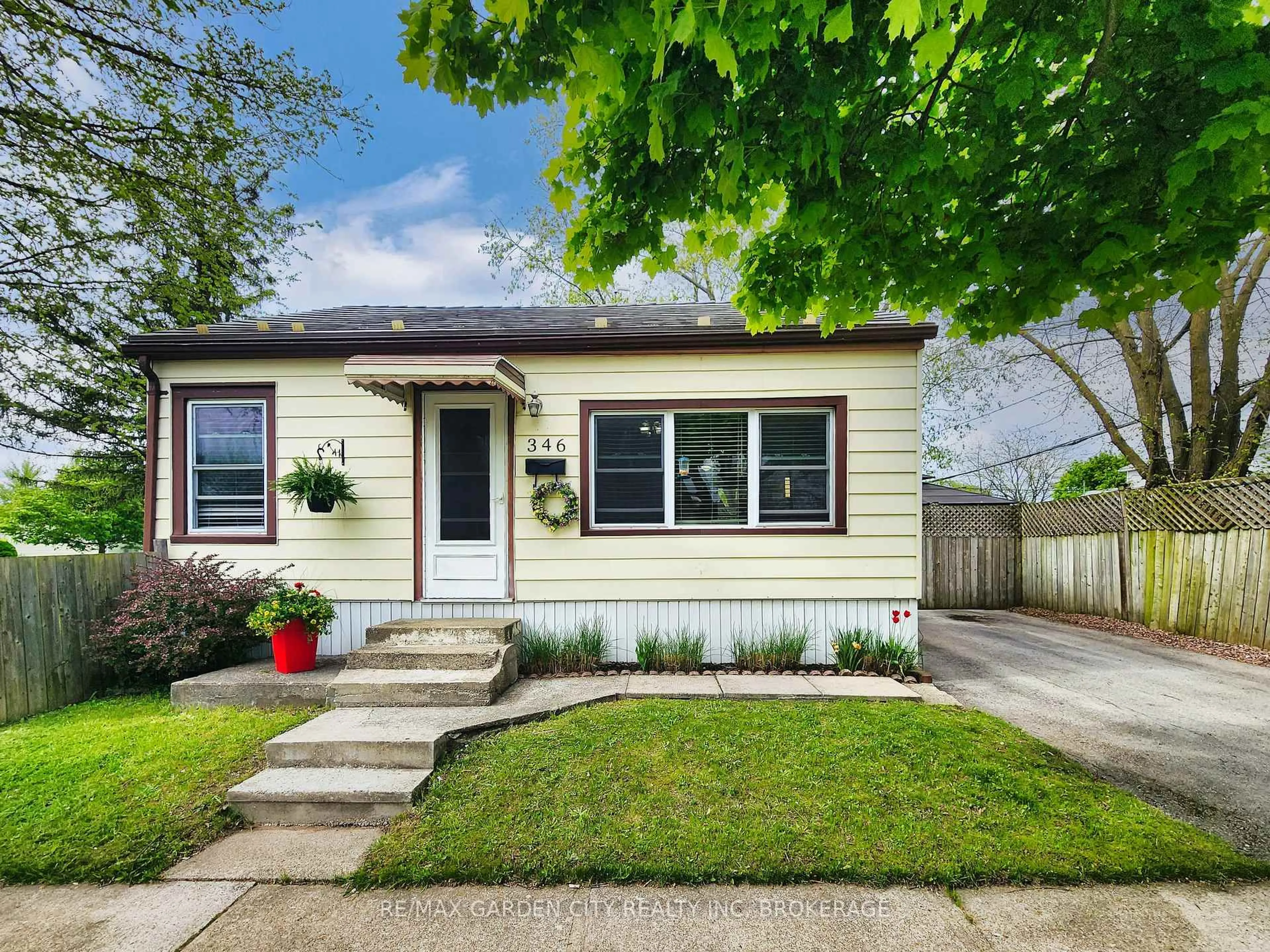 Home with vinyl exterior material, street for 346 FLEET St, Welland Ontario L3B 4X3