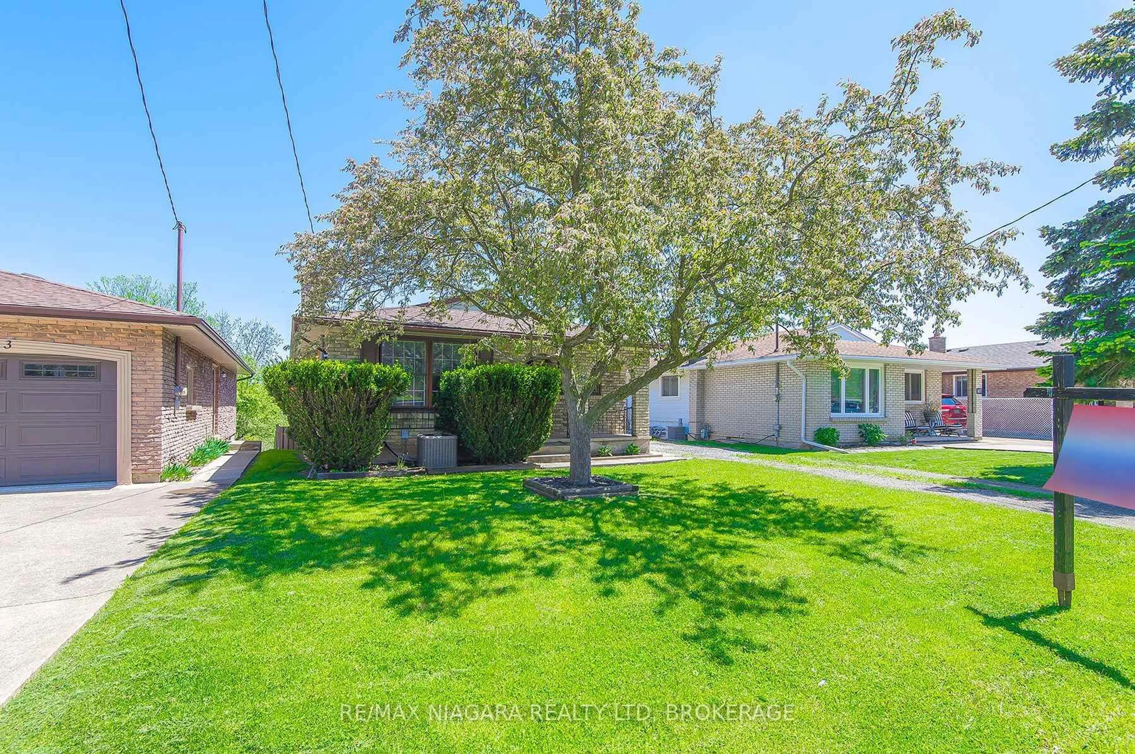 A pic from outside/outdoor area/front of a property/back of a property/a pic from drone, street for 105 Hillview Rd, St. Catharines Ontario L2S 1S8