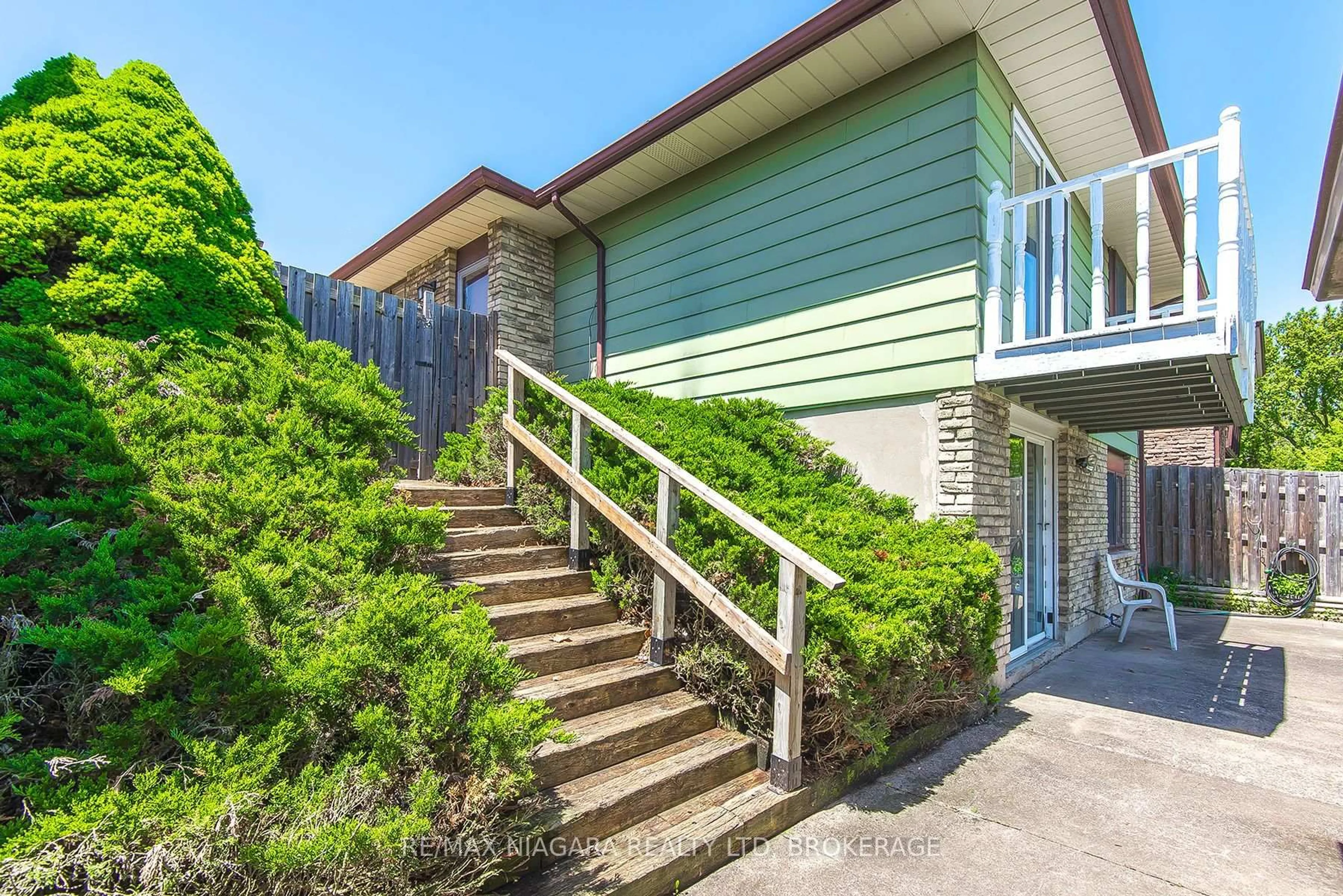Unknown for 105 Hillview Rd, St. Catharines Ontario L2S 1S8