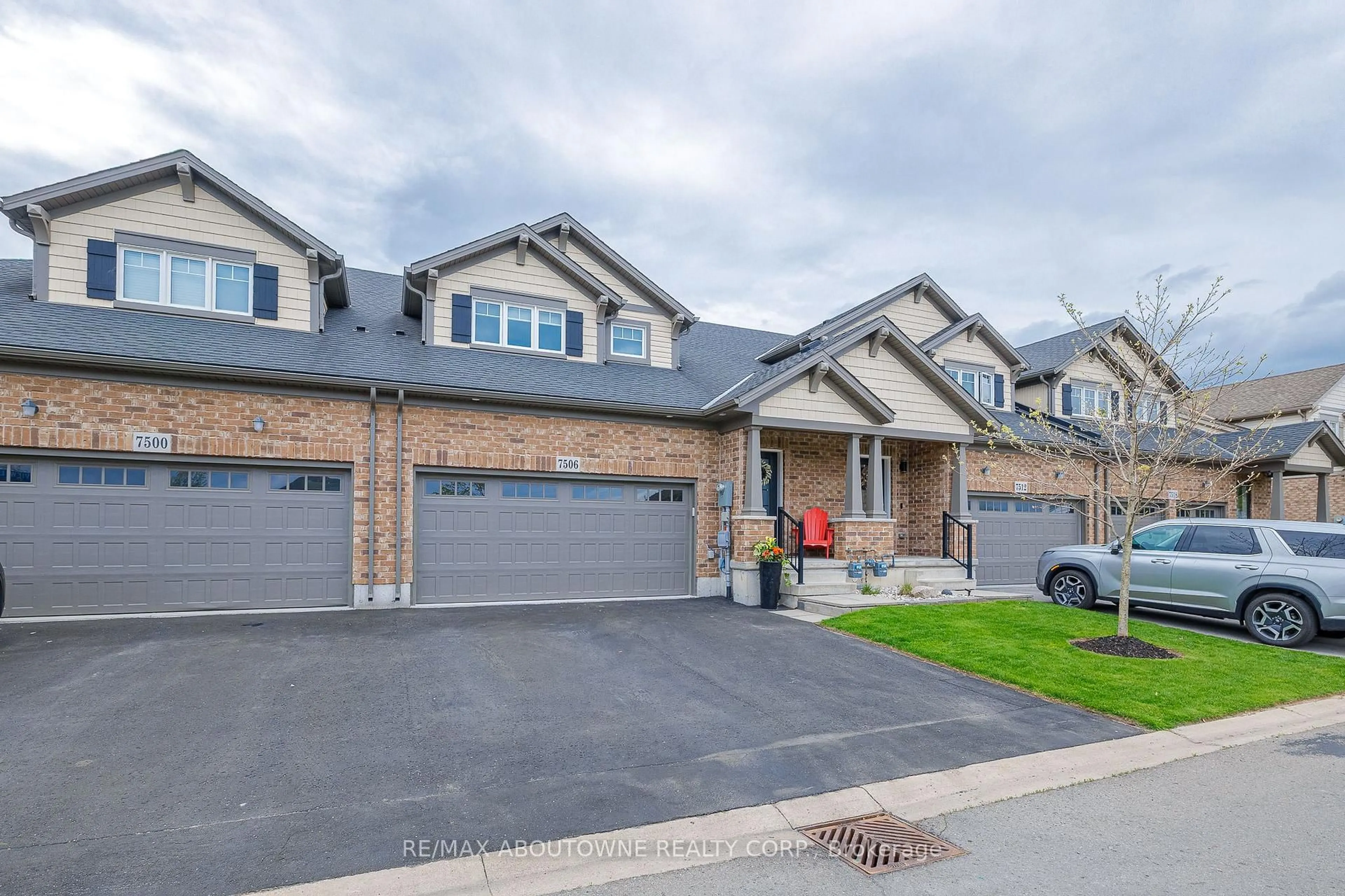 Home with brick exterior material, street for 7506 Clubview Lane #132, Niagara Falls Ontario L2G 0A8