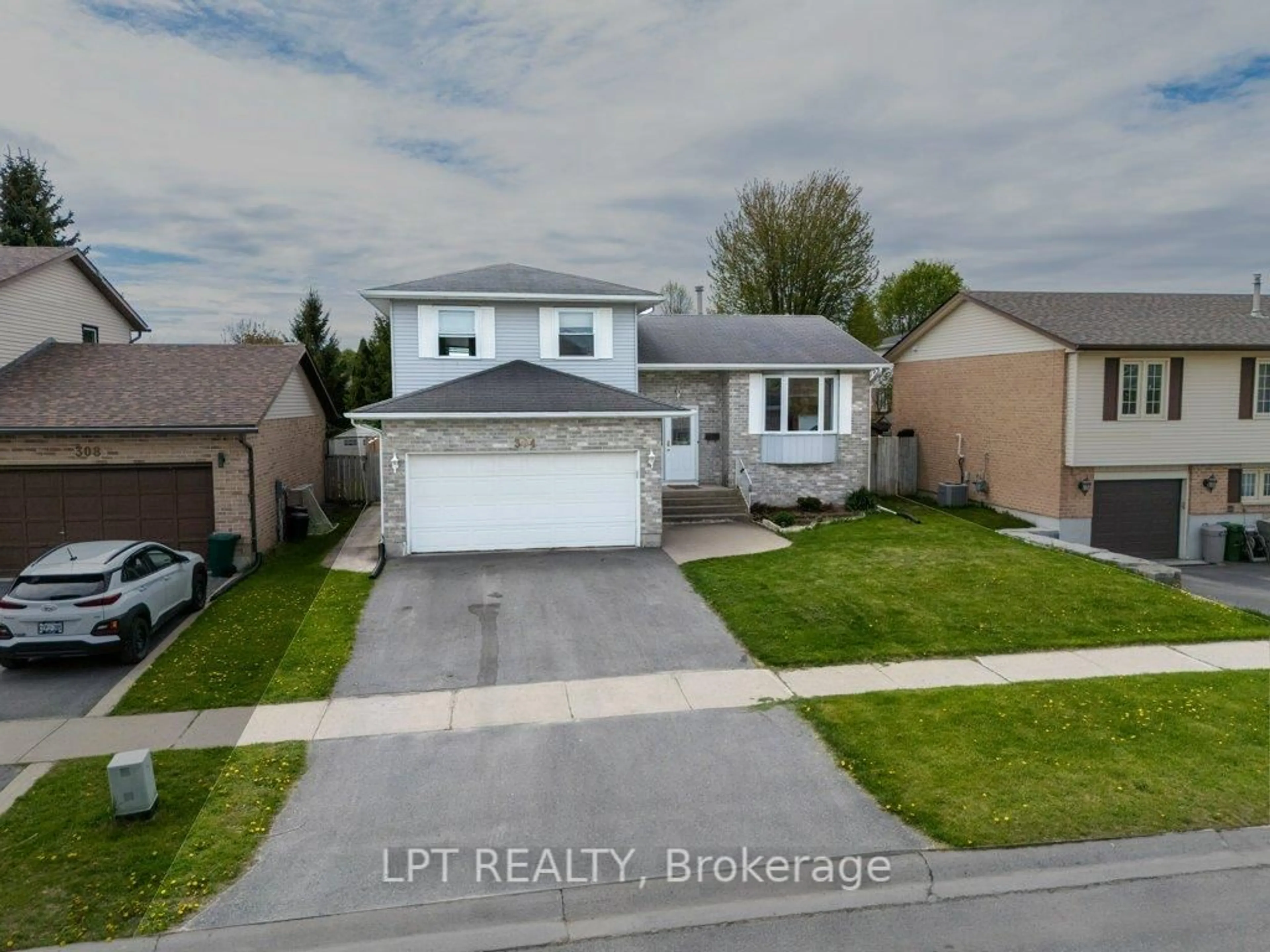 A pic from outside/outdoor area/front of a property/back of a property/a pic from drone, street for 304 Sunrise Cres, Kingston Ontario K7M 8C3