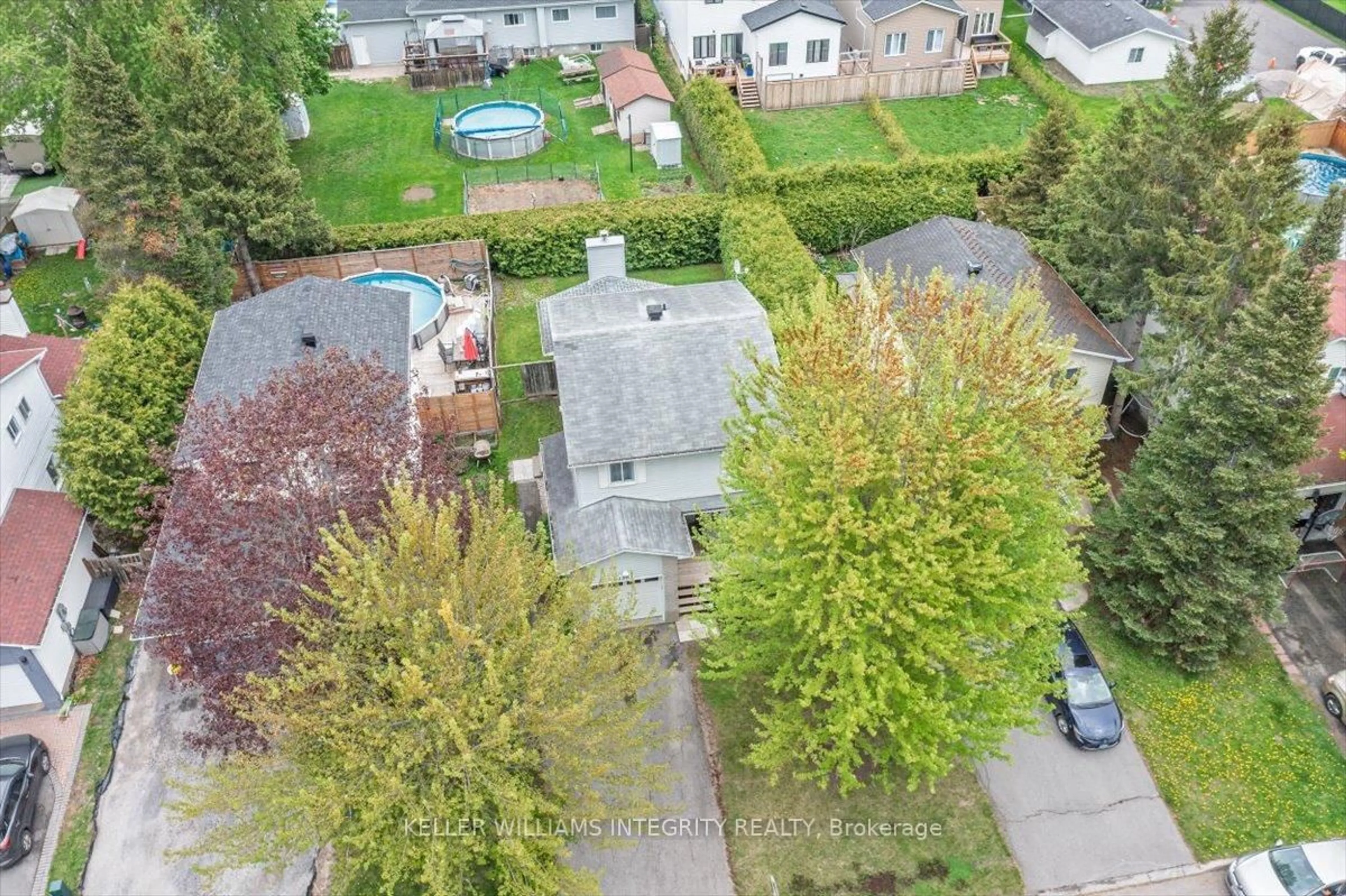 A pic from outside/outdoor area/front of a property/back of a property/a pic from drone, street for 1561 Verchere St, Orleans Ontario K1C 6B8