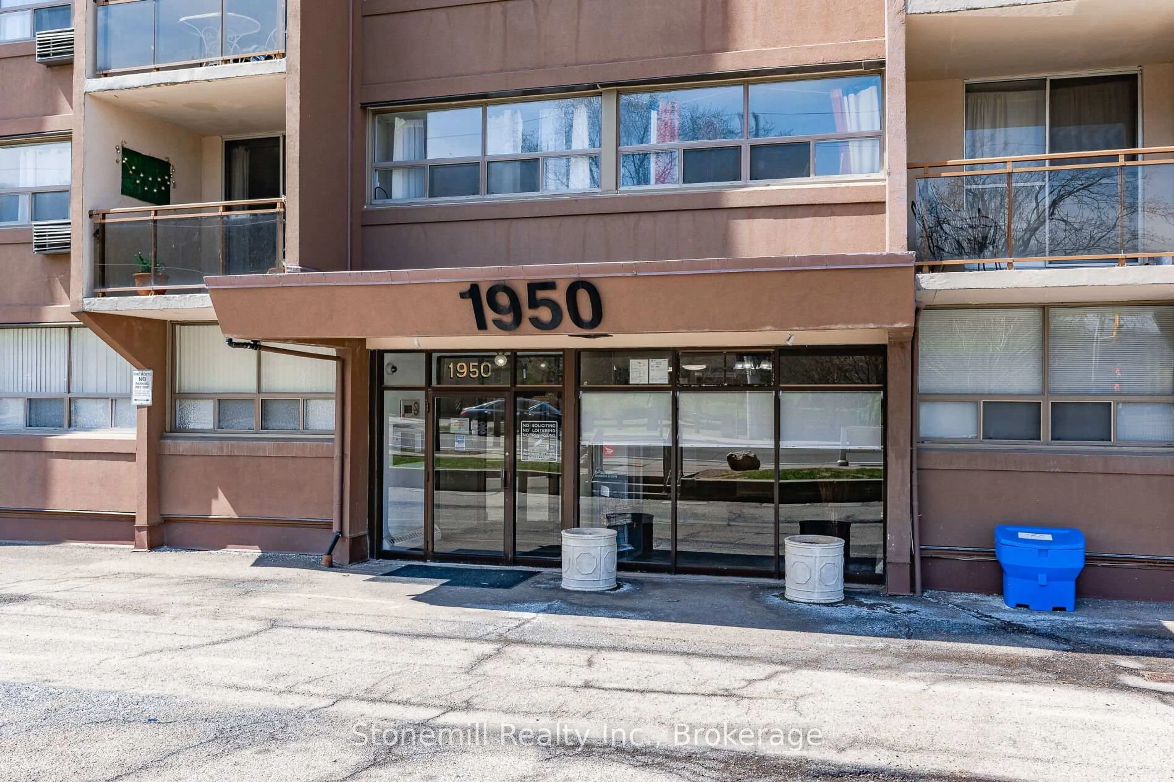 Indoor foyer for 1950 Main St #304, Hamilton Ontario L8S 4M9