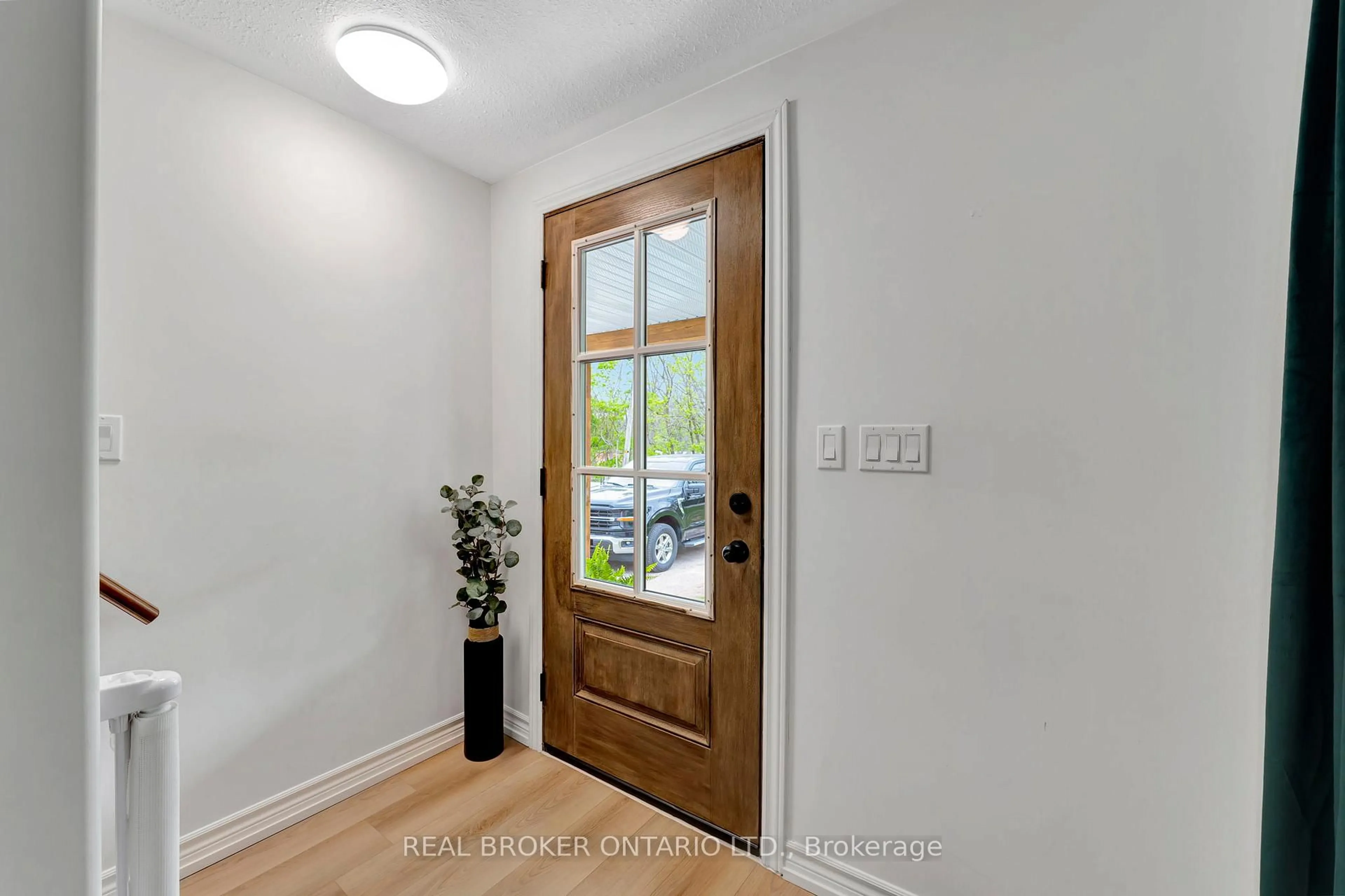 Indoor entryway for 9390 Richmond Rd, Bayham Ontario N5H 2R1