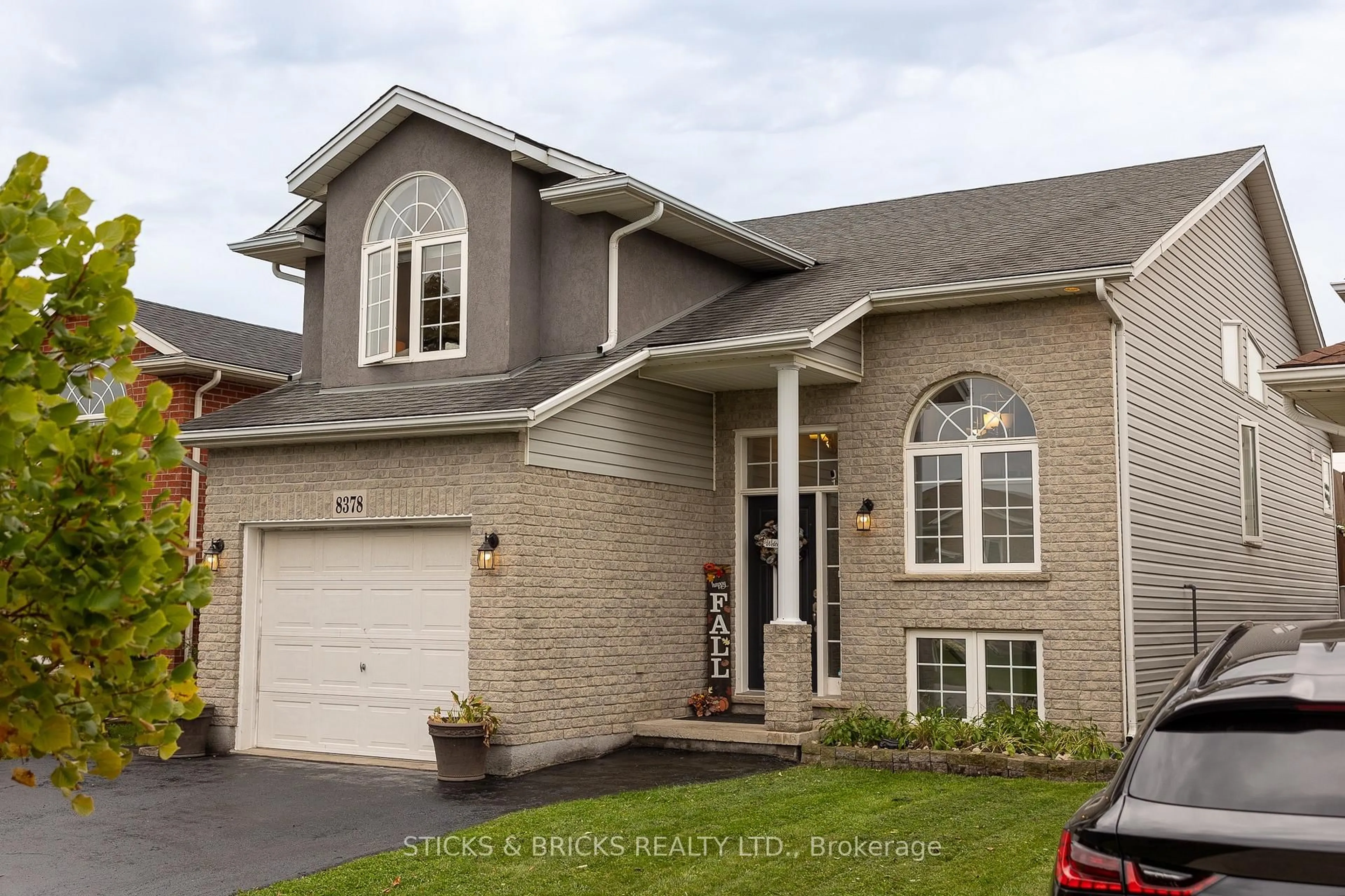 Home with vinyl exterior material, street for 8378 Atack Crt, Niagara Falls Ontario L2H 3N4