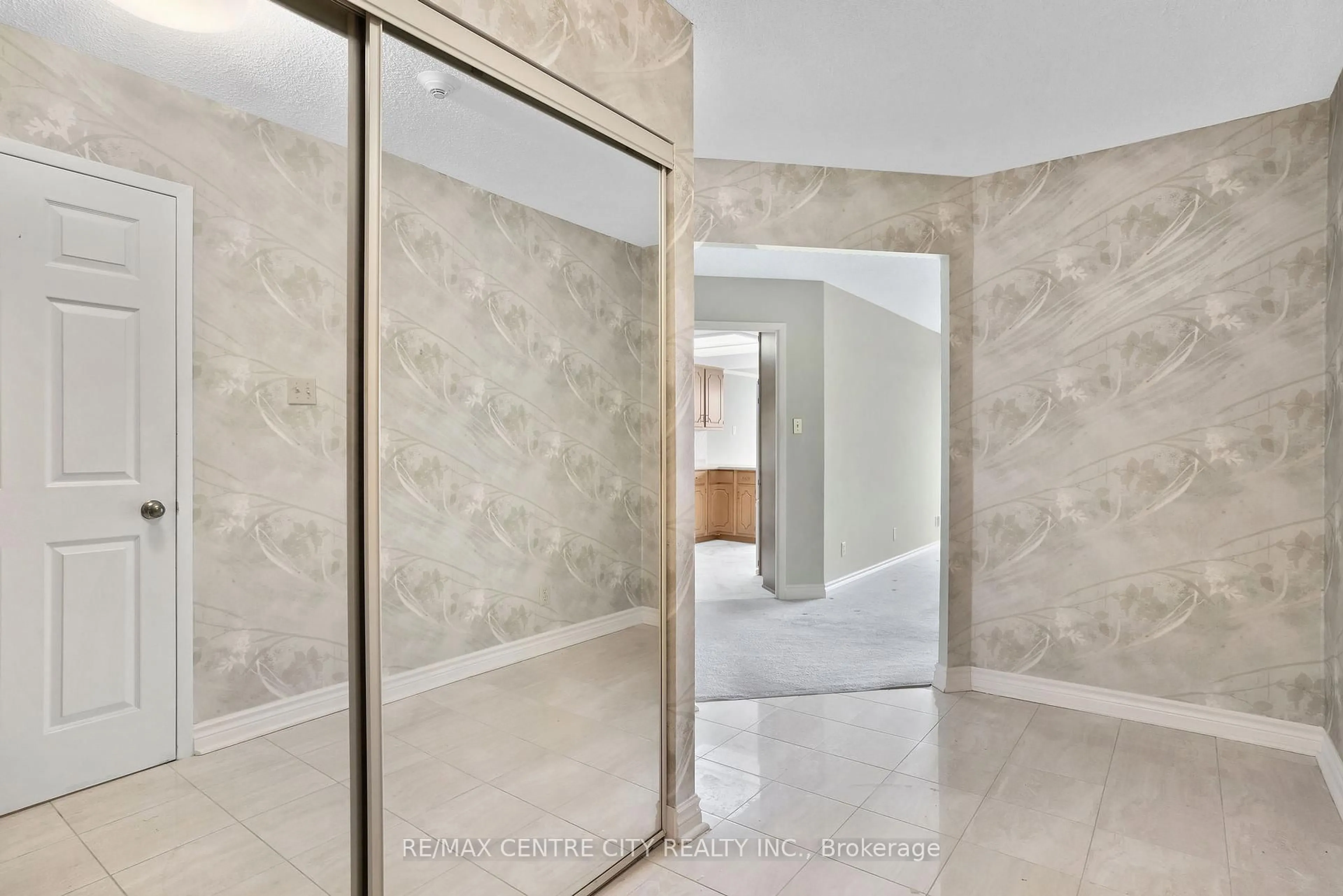 Indoor foyer for 4 Willow St #808, Waterloo Ontario N2J 4S2
