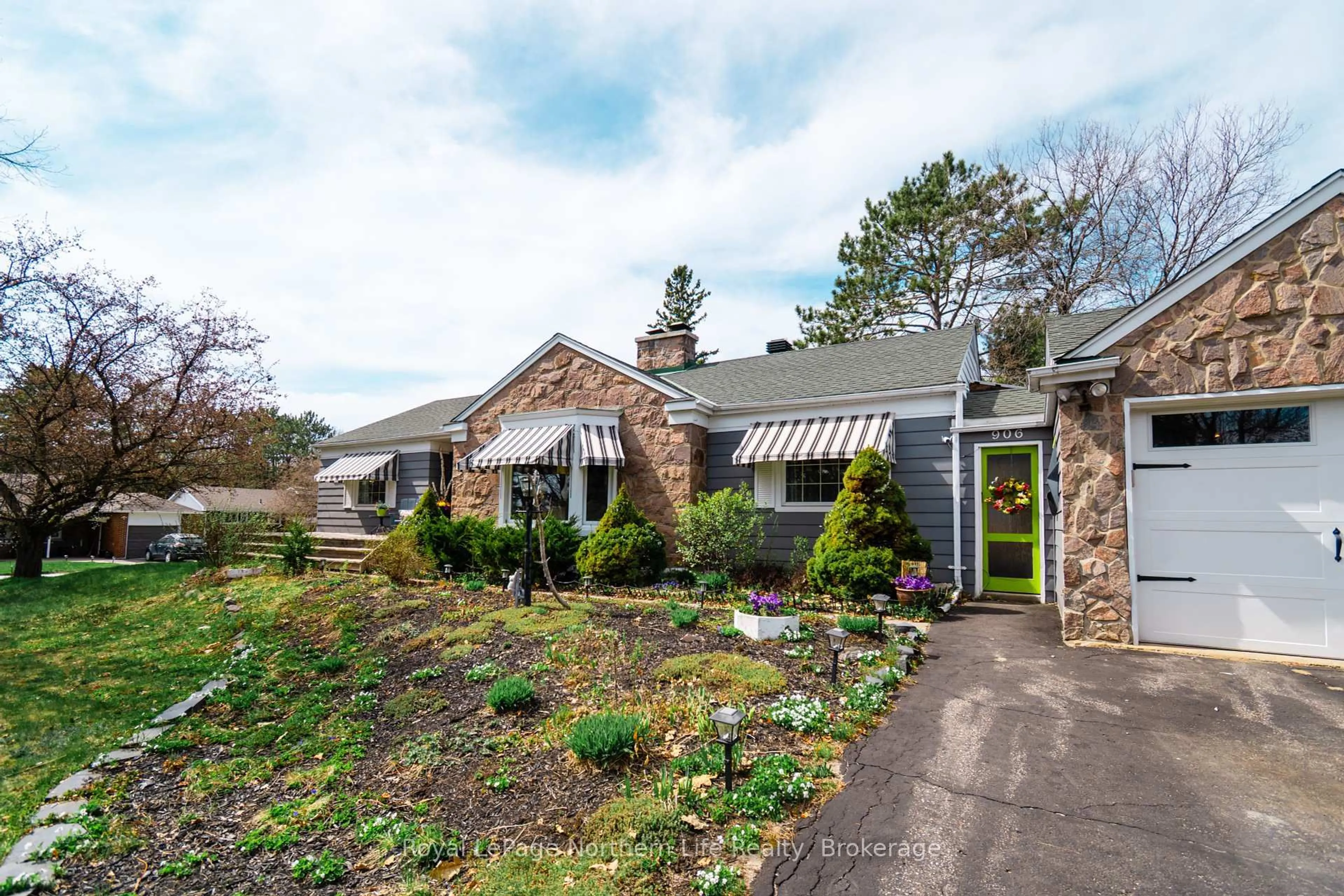 Patio, street for 906 Pinewood Rd, North Bay Ontario P1B 4P3