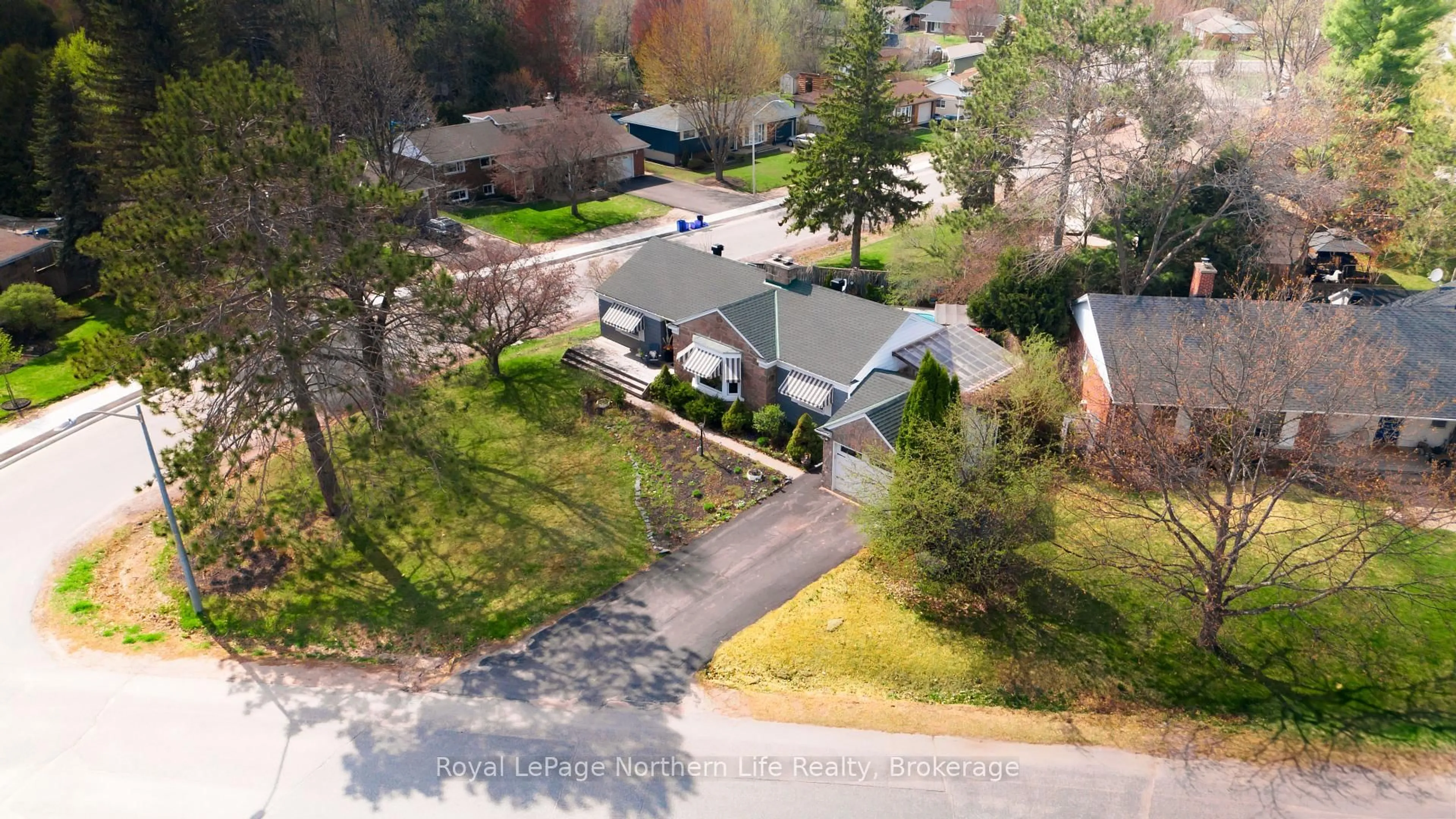 A pic from outside/outdoor area/front of a property/back of a property/a pic from drone, street for 906 Pinewood Rd, North Bay Ontario P1B 4P3