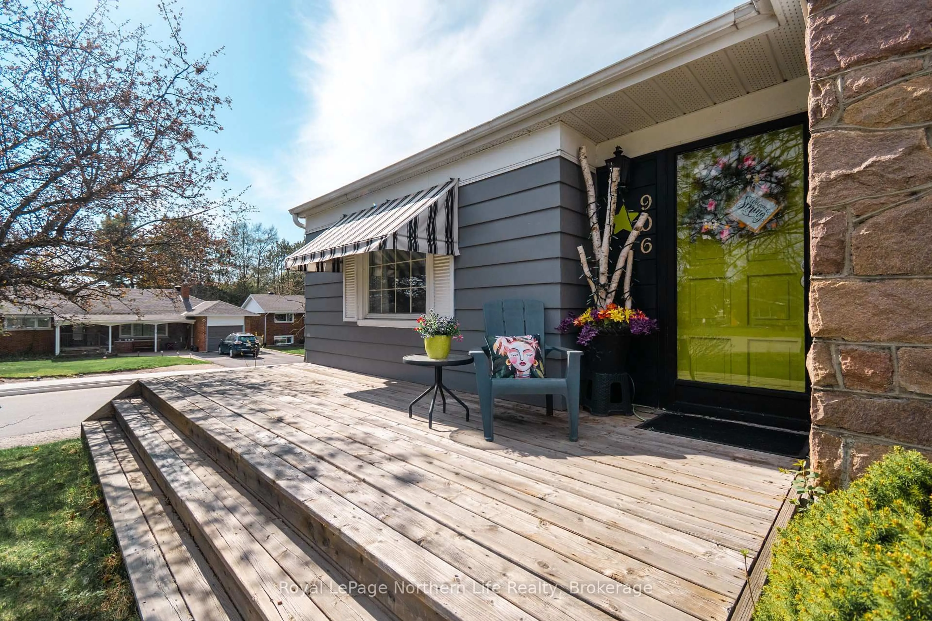 Patio, street for 906 Pinewood Rd, North Bay Ontario P1B 4P3