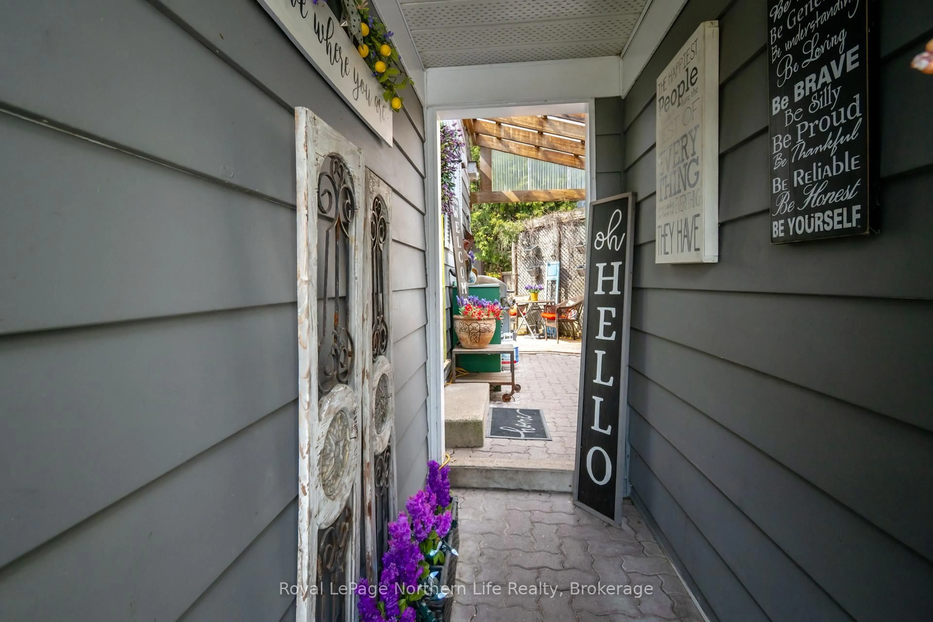 Indoor entryway for 906 Pinewood Rd, North Bay Ontario P1B 4P3