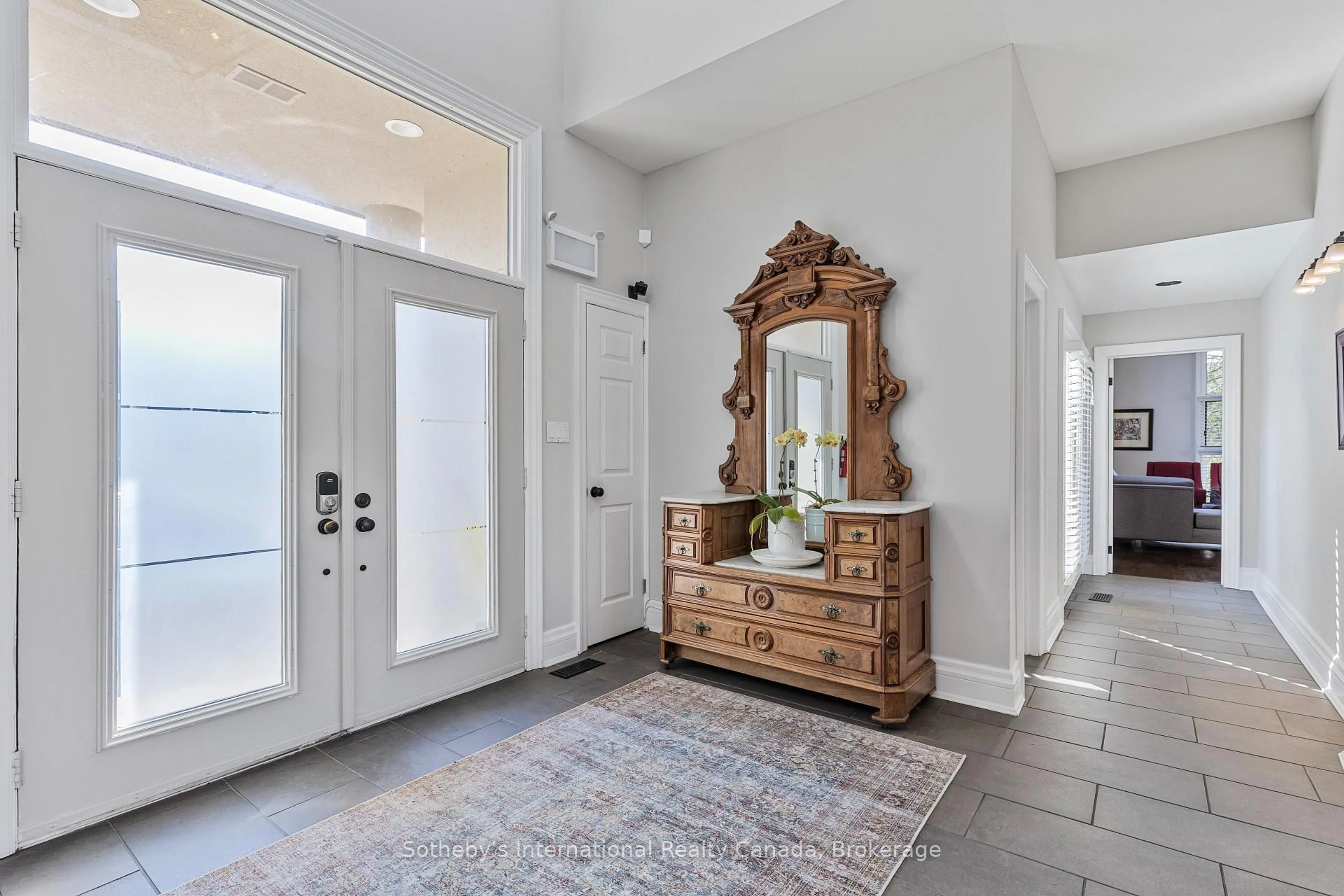 Indoor entryway for 160 Grand Cypress Lane, Blue Mountains Ontario L9Y 0K8