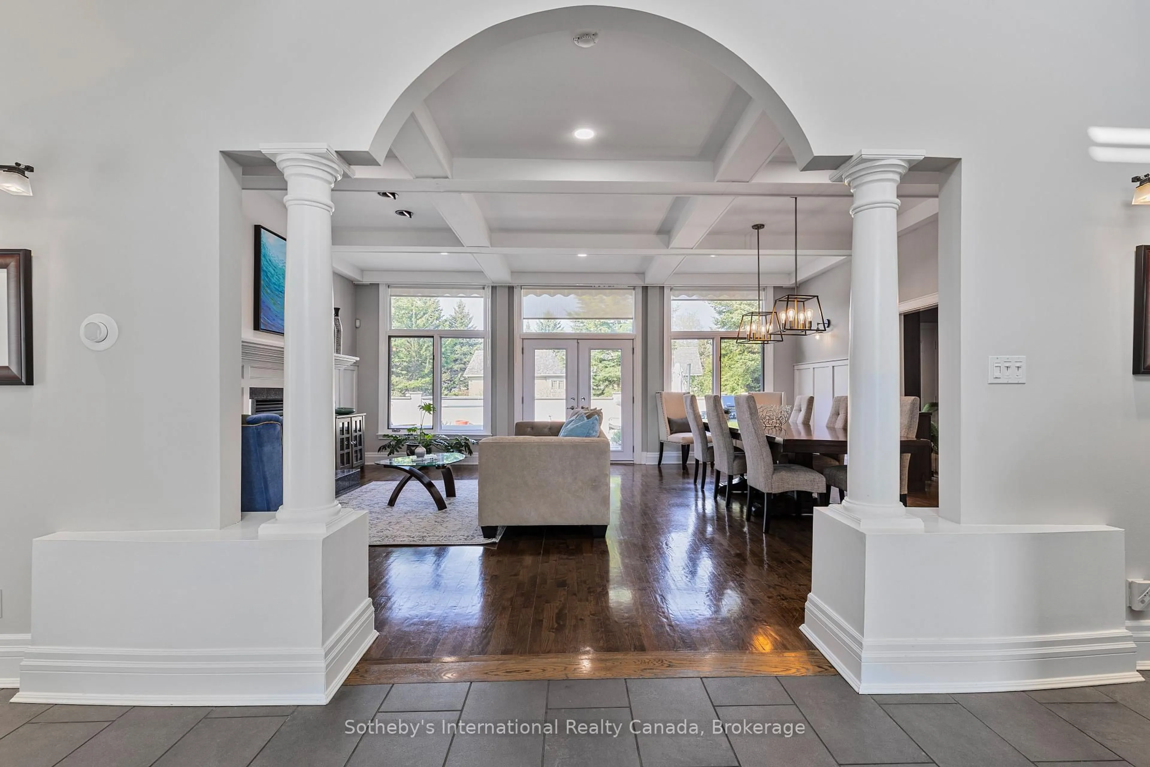 Indoor entryway for 160 Grand Cypress Lane, Blue Mountains Ontario L9Y 0K8