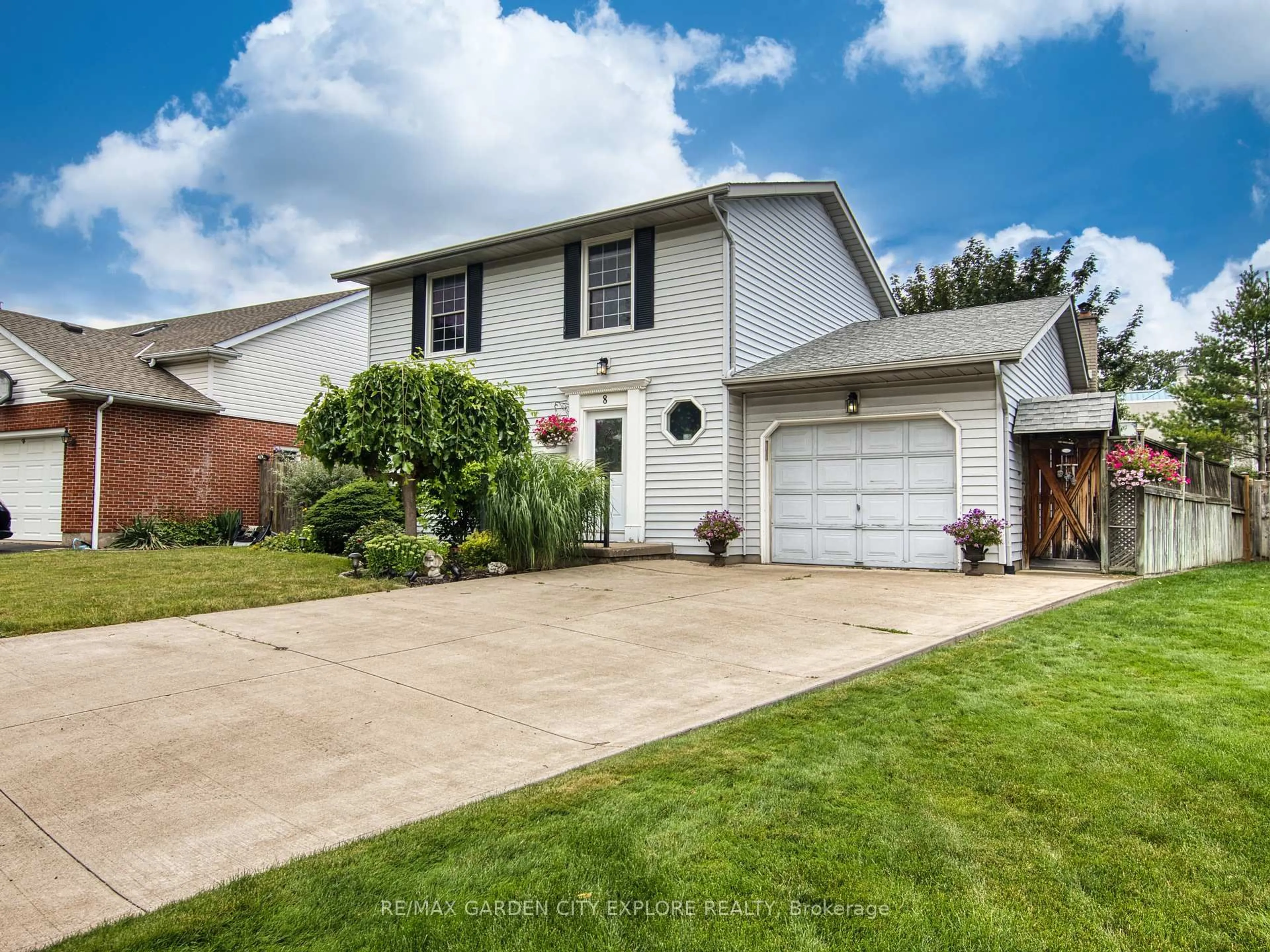 Home with vinyl exterior material, street for 8 Bolger Dr, St. Catharines Ontario L2N 7L4