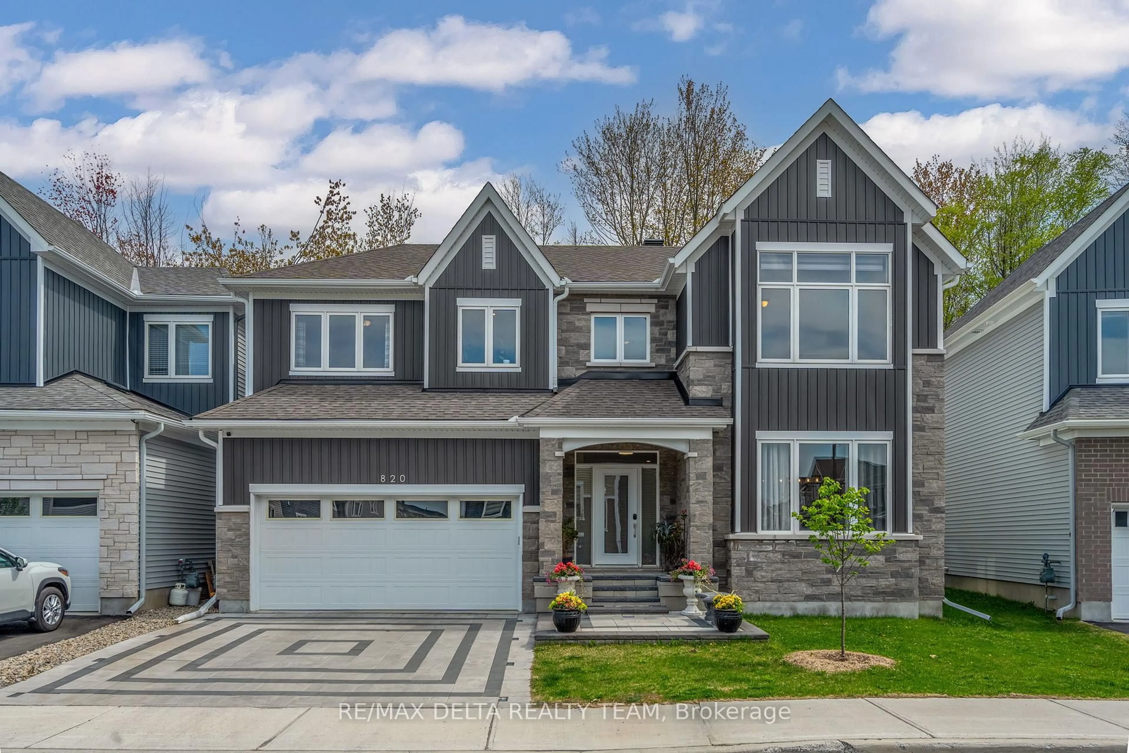 Home with vinyl exterior material, street for 820 MERCIER Cres, Ottawa Ontario K1W 0N6