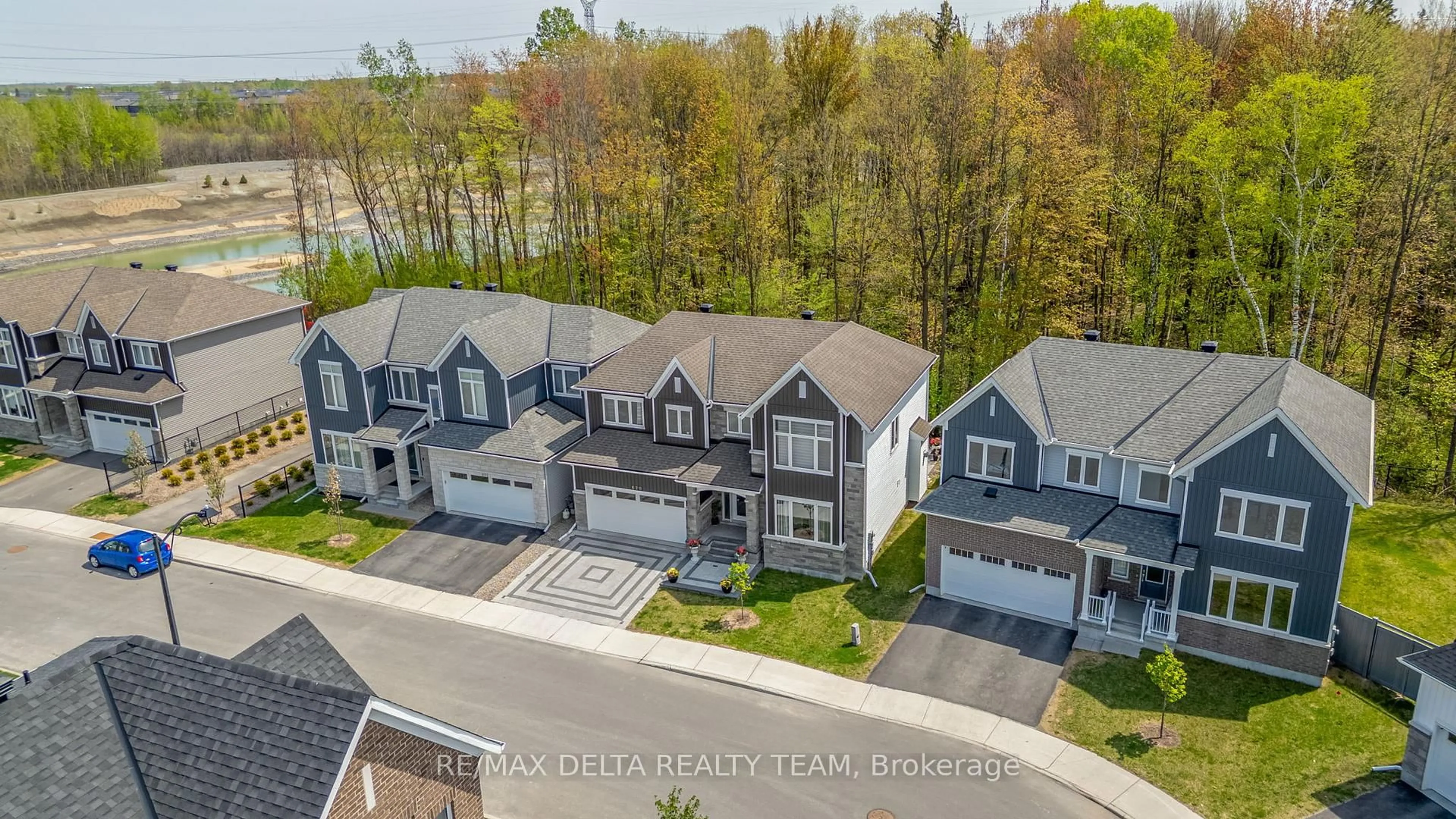 A pic from outside/outdoor area/front of a property/back of a property/a pic from drone, street for 820 MERCIER Cres, Ottawa Ontario K1W 0N6