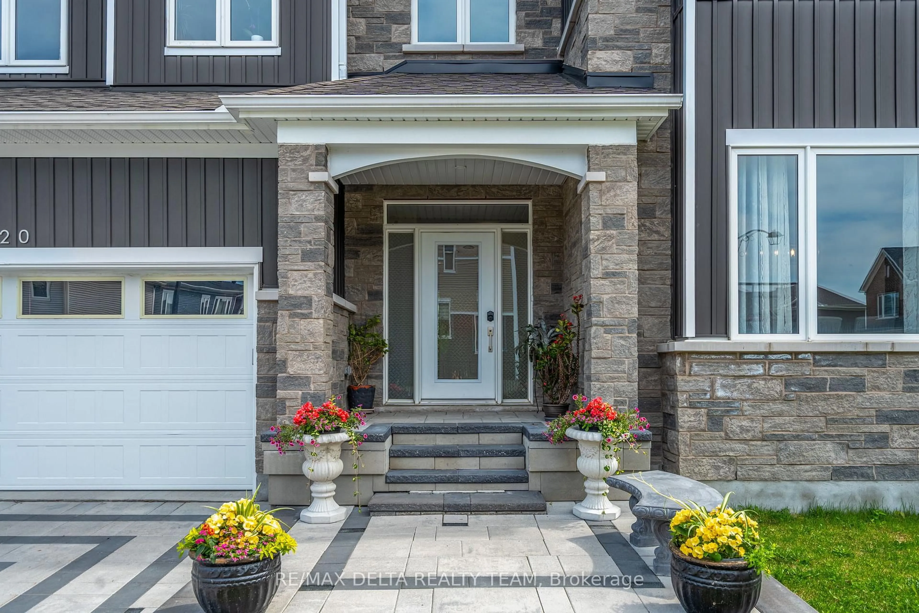 Indoor entryway for 820 MERCIER Cres, Ottawa Ontario K1W 0N6