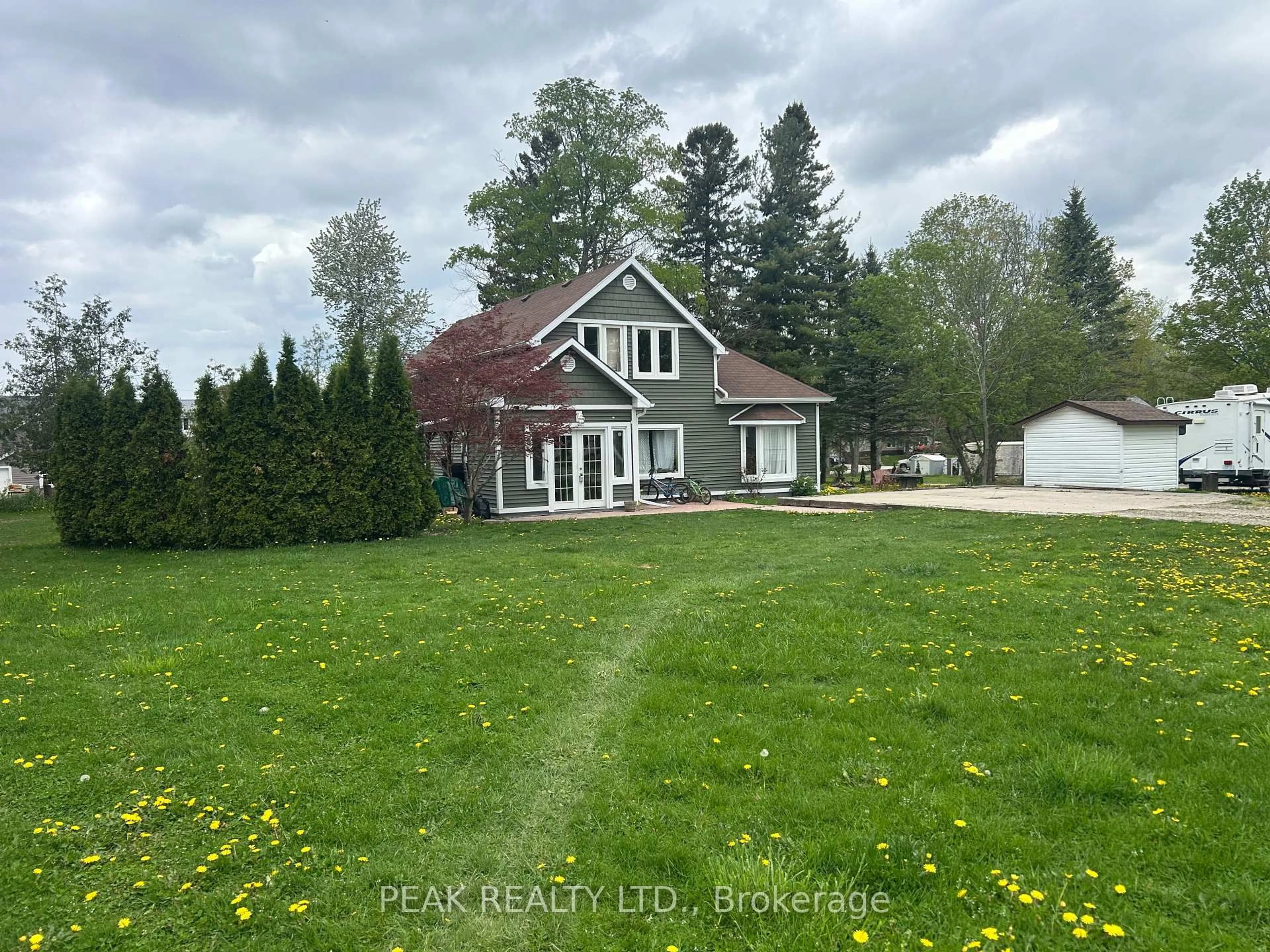 A pic from outside/outdoor area/front of a property/back of a property/a pic from drone, unknown for 101 King St, Kincardine Ontario N0G 2T0
