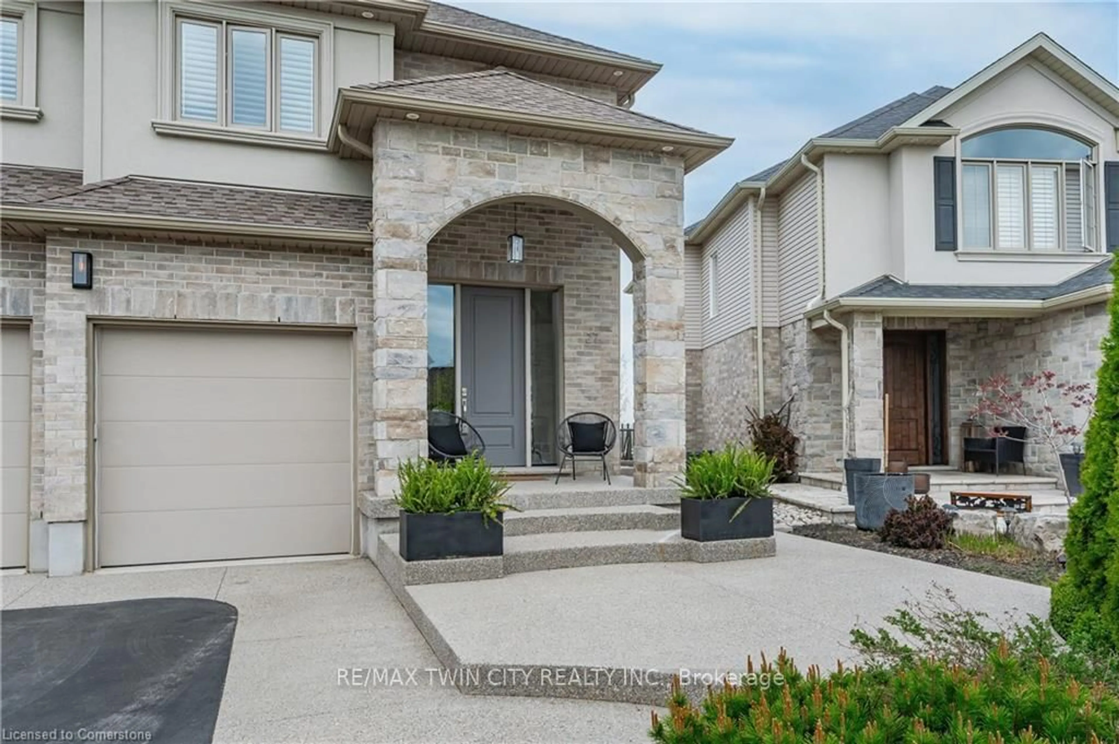Home with brick exterior material, street for 27 McWilliams Crt, Cambridge Ontario N1P 0A9