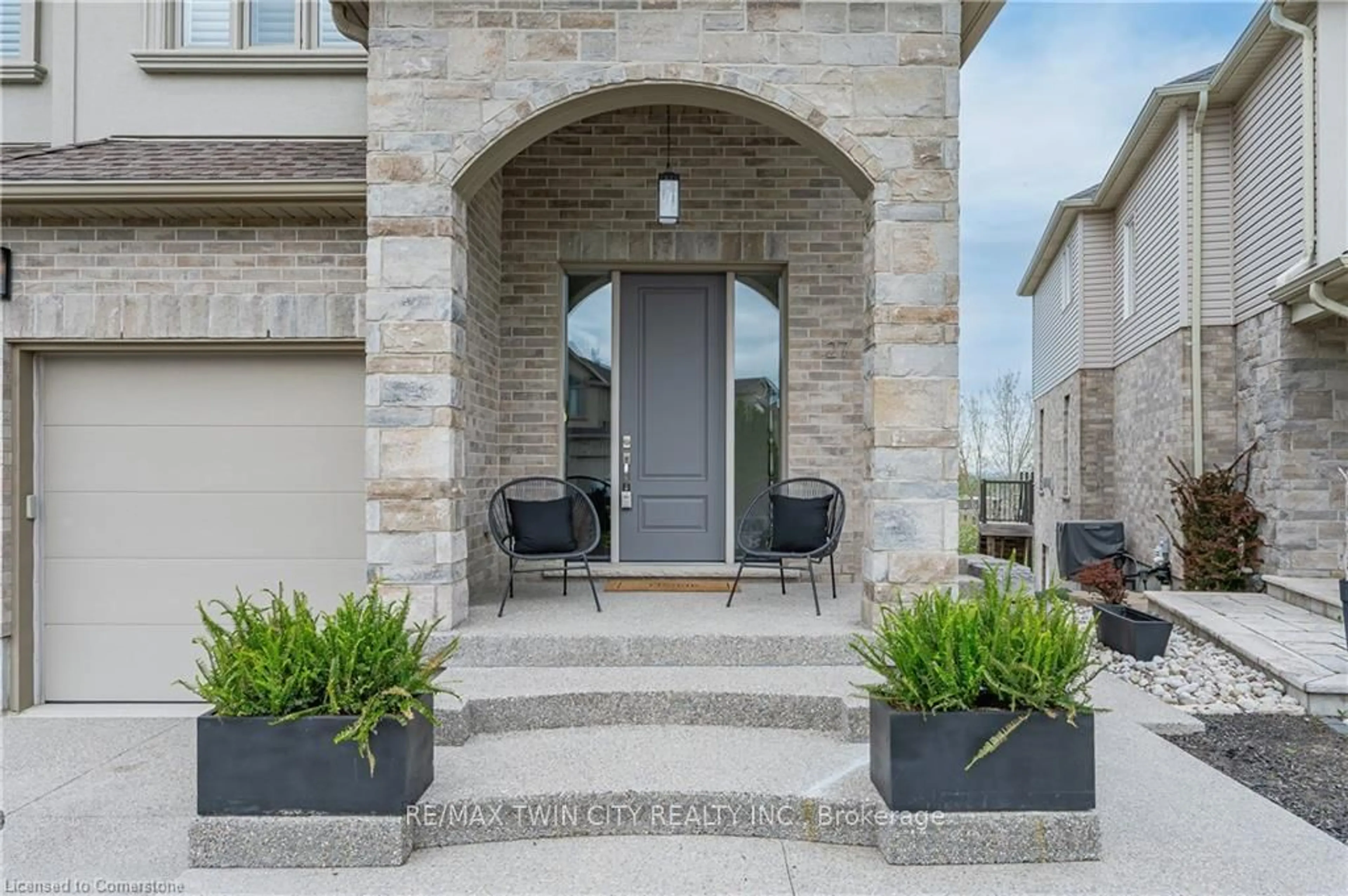 Indoor entryway for 27 McWilliams Crt, Cambridge Ontario N1P 0A9