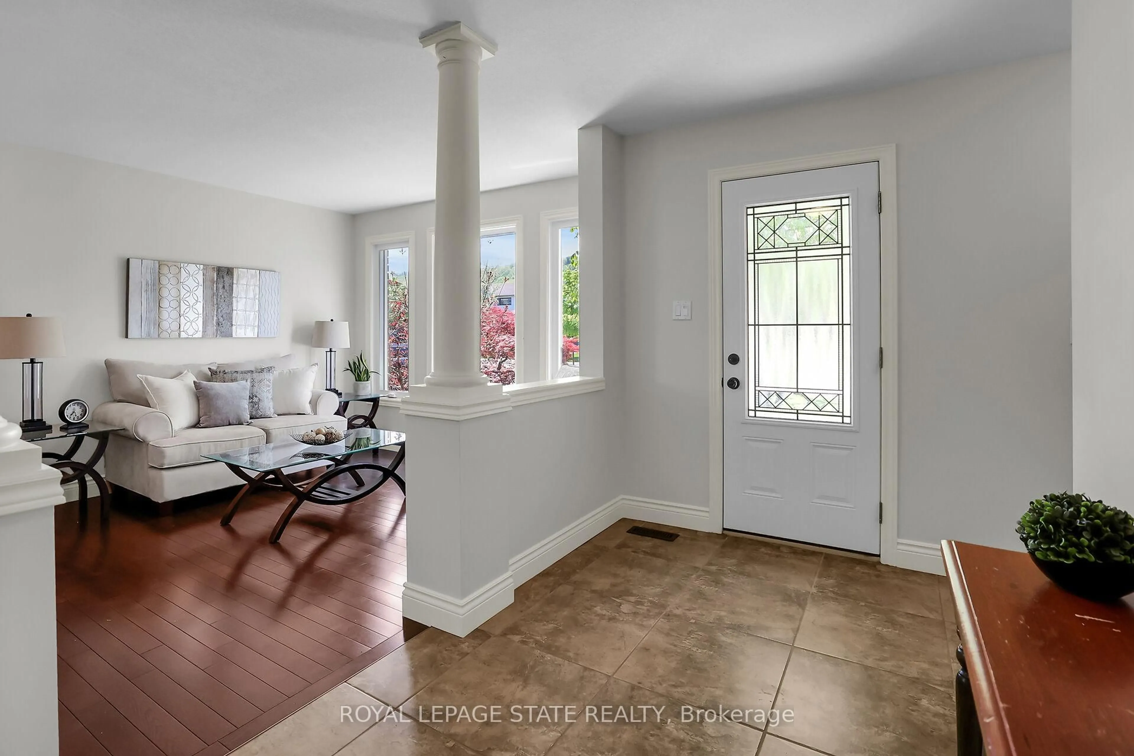 Indoor entryway for 50 Pleasant Grove Terr, Grimsby Ontario L3M 5H1