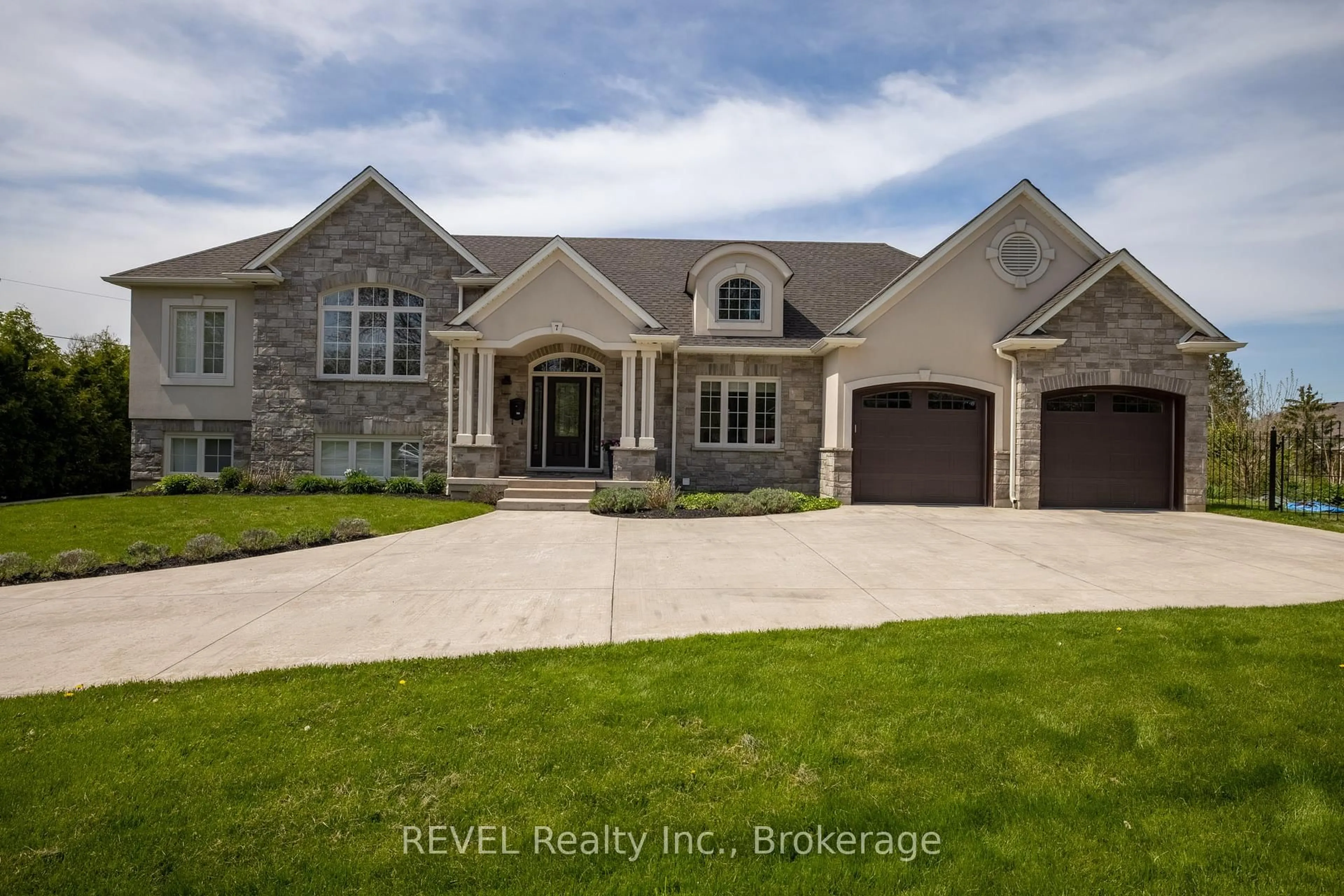 Home with brick exterior material, water/lake/river/ocean view for 7 Parklane Cres, St. Catharines Ontario L2T 3T9