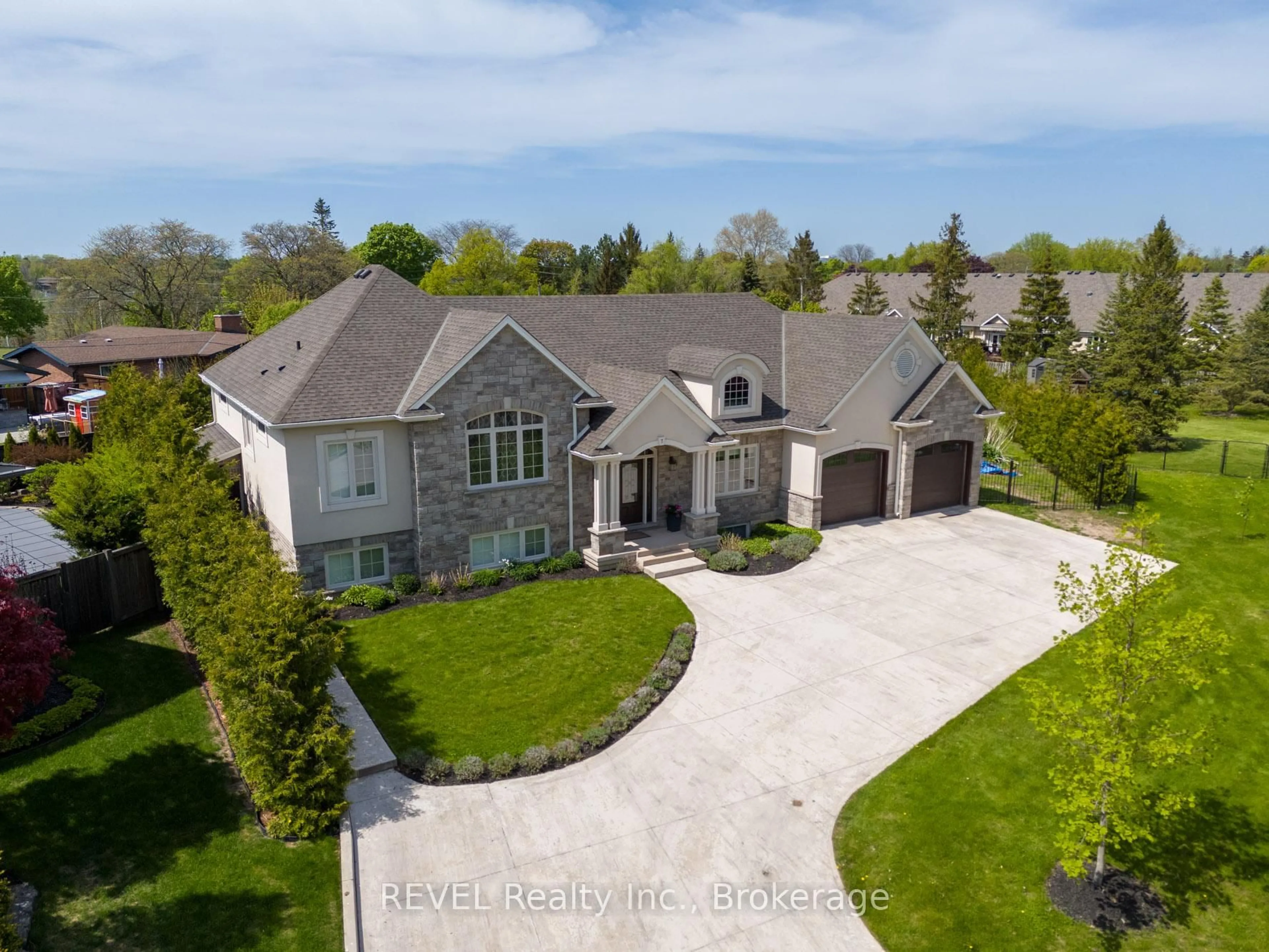 A pic from outside/outdoor area/front of a property/back of a property/a pic from drone, street for 7 Parklane Cres, St. Catharines Ontario L2T 3T9