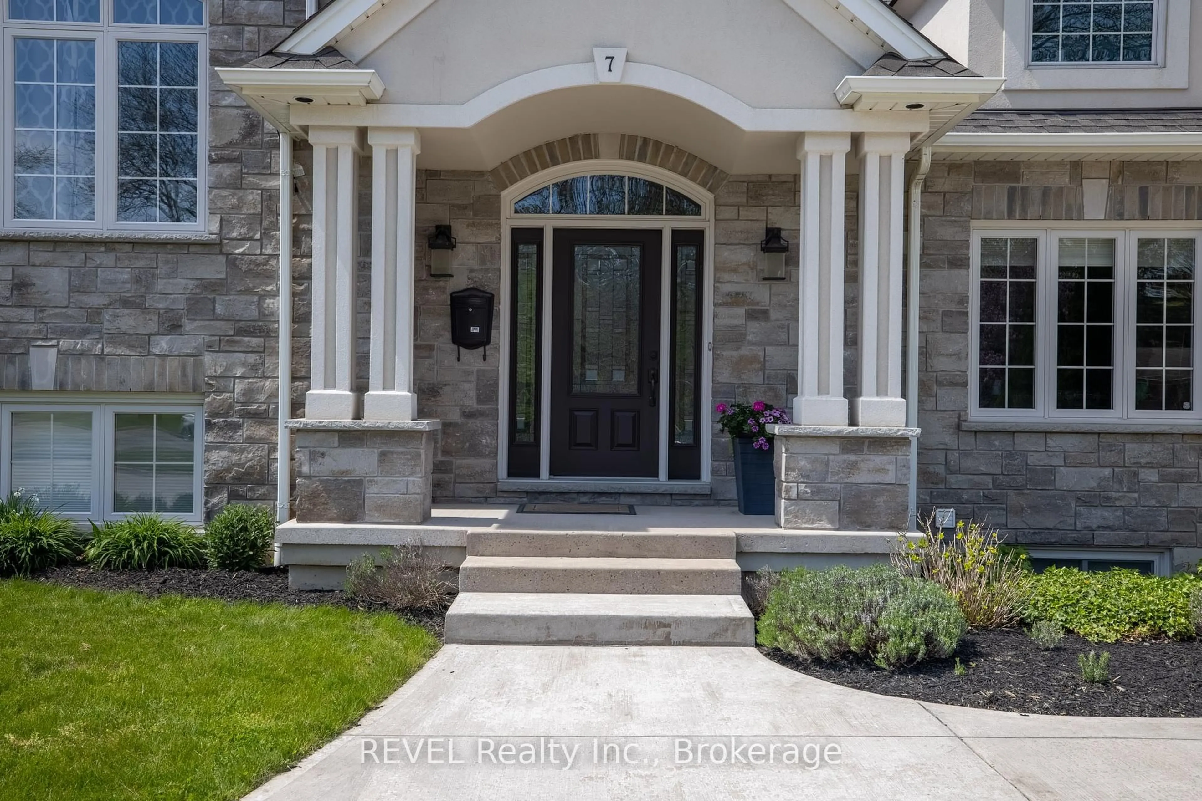 Indoor entryway for 7 Parklane Cres, St. Catharines Ontario L2T 3T9