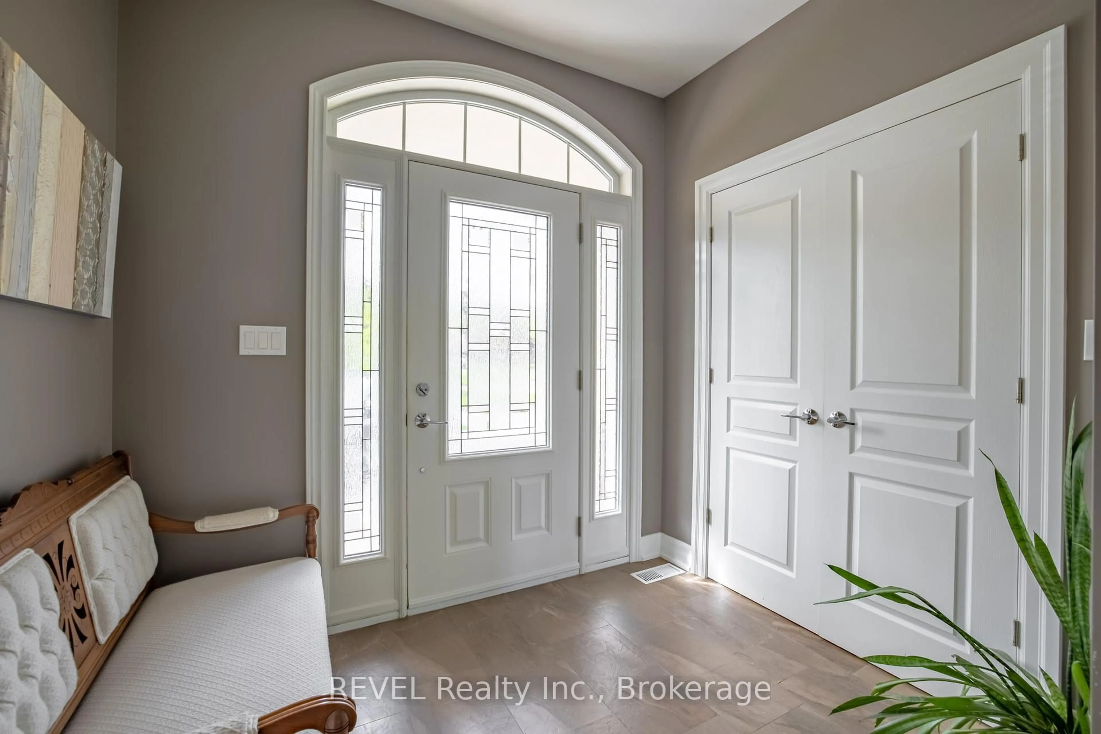 Indoor entryway for 7 Parklane Cres, St. Catharines Ontario L2T 3T9