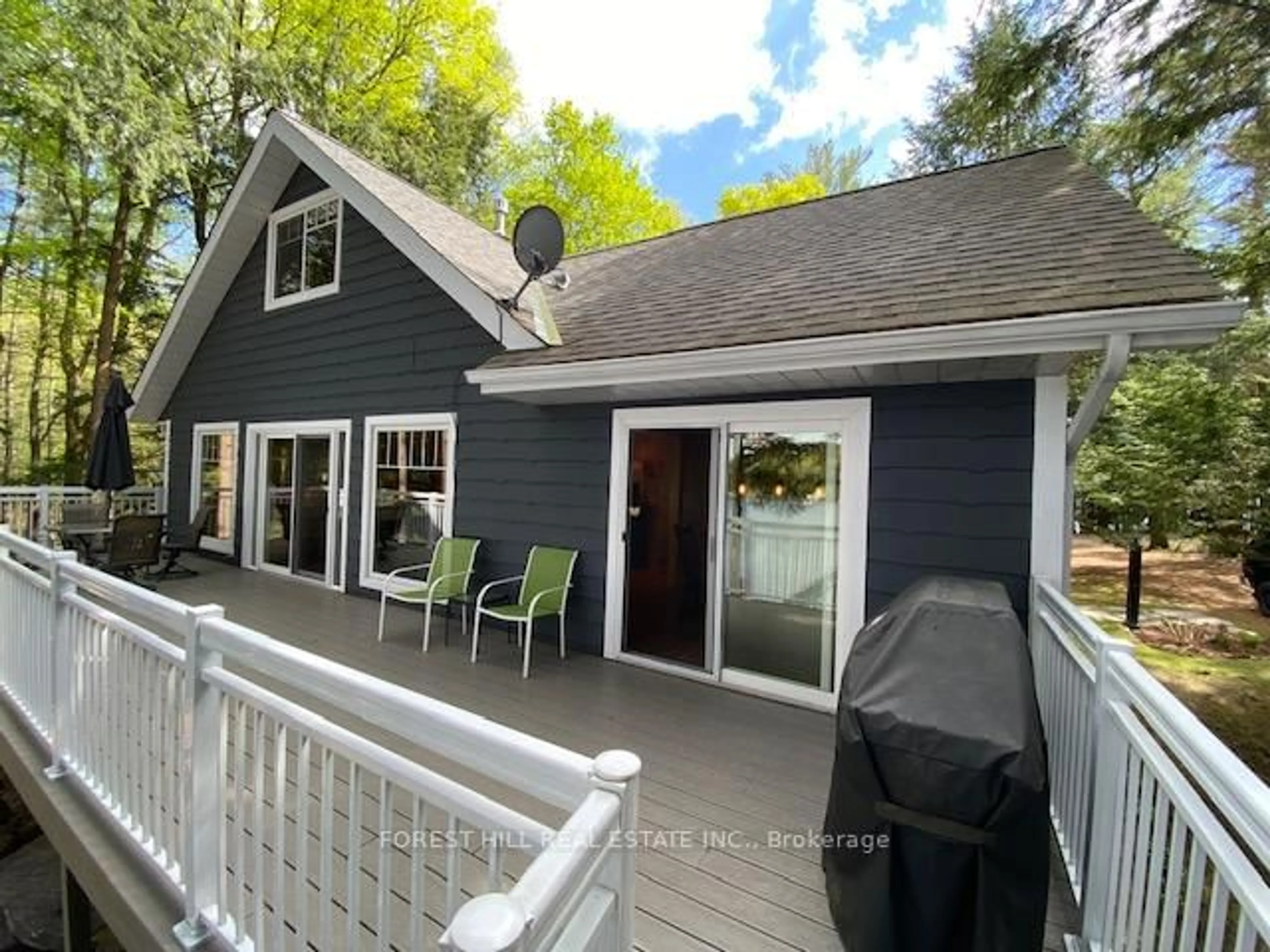 Home with vinyl exterior material, water/lake/river/ocean view for 1116 Sagamo Blvd, Muskoka Lakes Ontario P0B 1J0