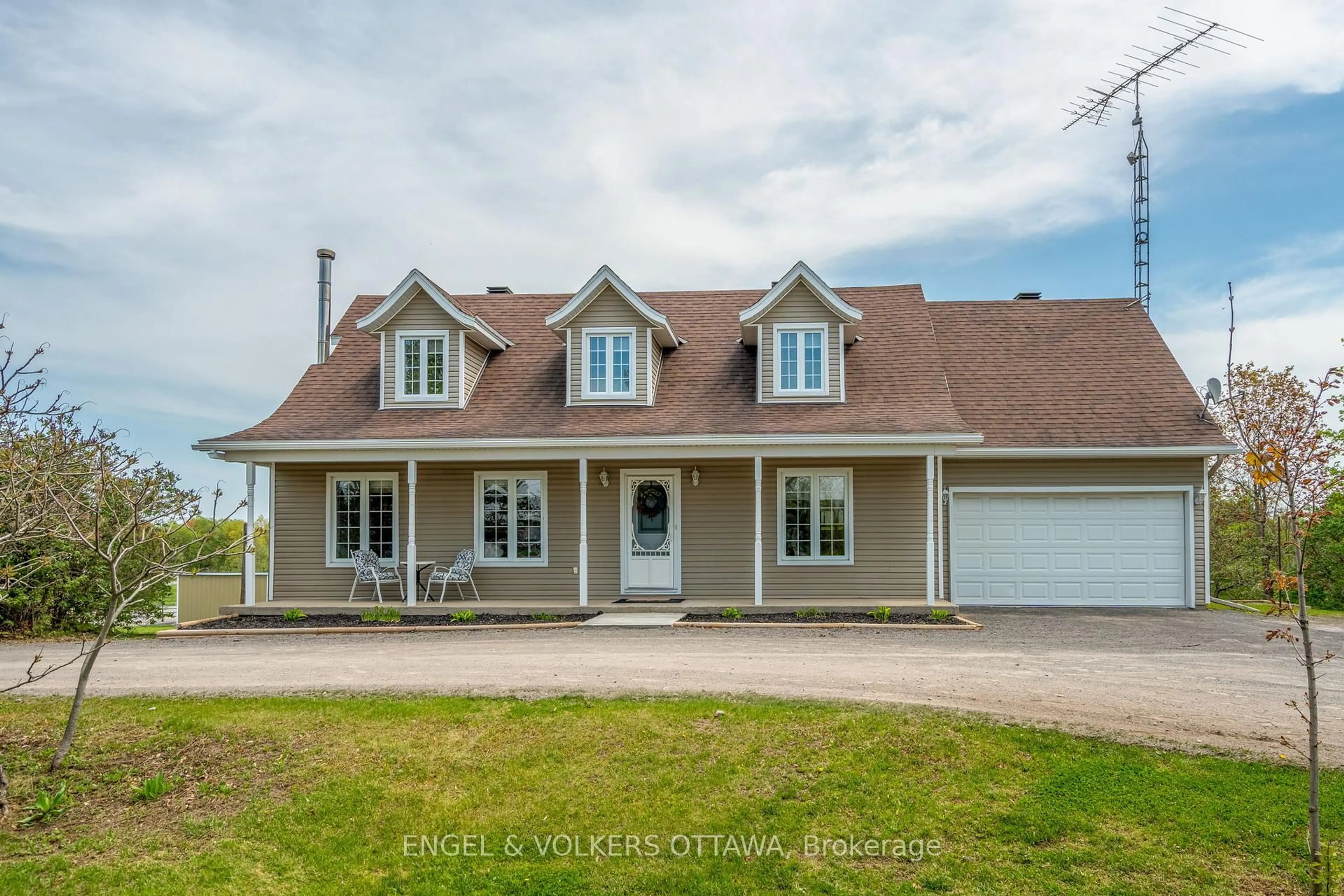 A pic from outside/outdoor area/front of a property/back of a property/a pic from drone, street for 2867 Stagecoach Rd, Osgoode Ontario K0A 2W0
