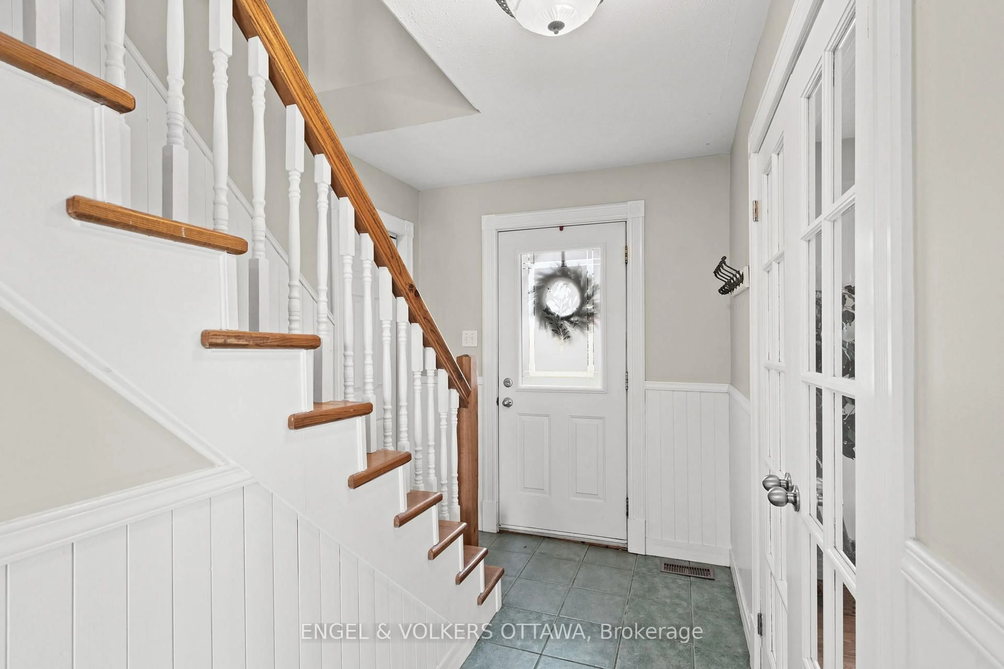 Indoor entryway for 2867 Stagecoach Rd, Osgoode Ontario K0A 2W0