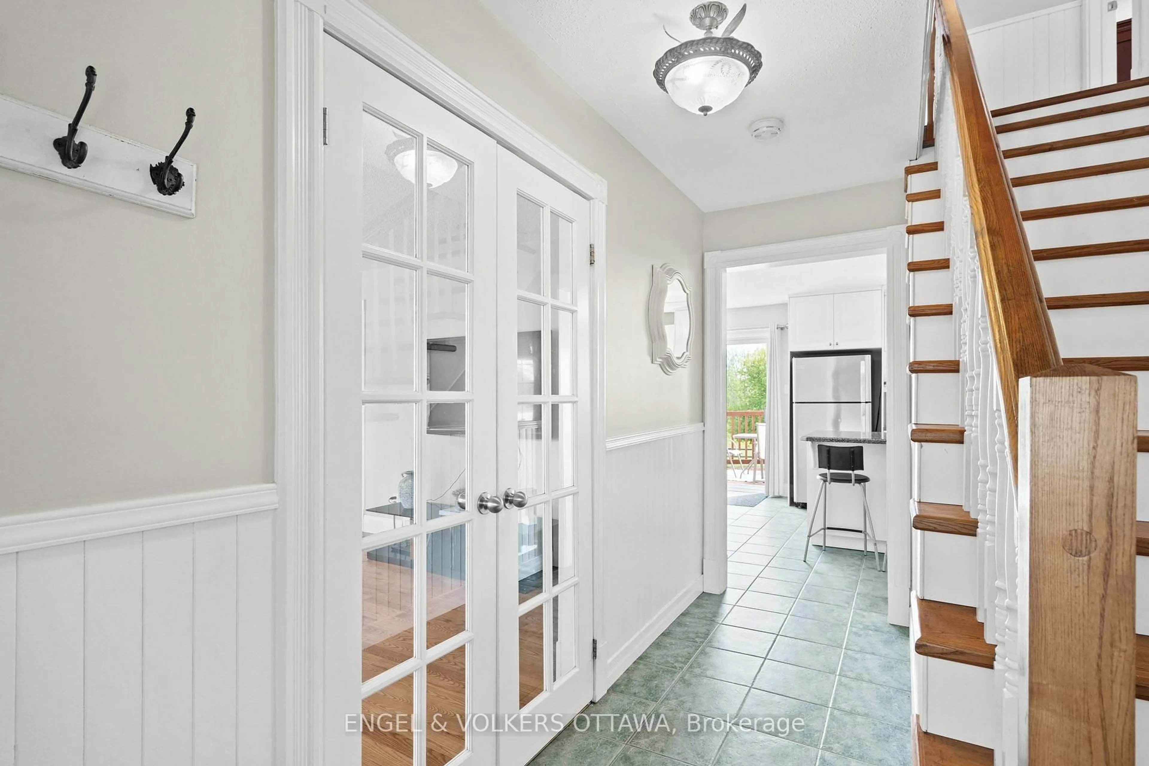 Indoor entryway for 2867 Stagecoach Rd, Osgoode Ontario K0A 2W0