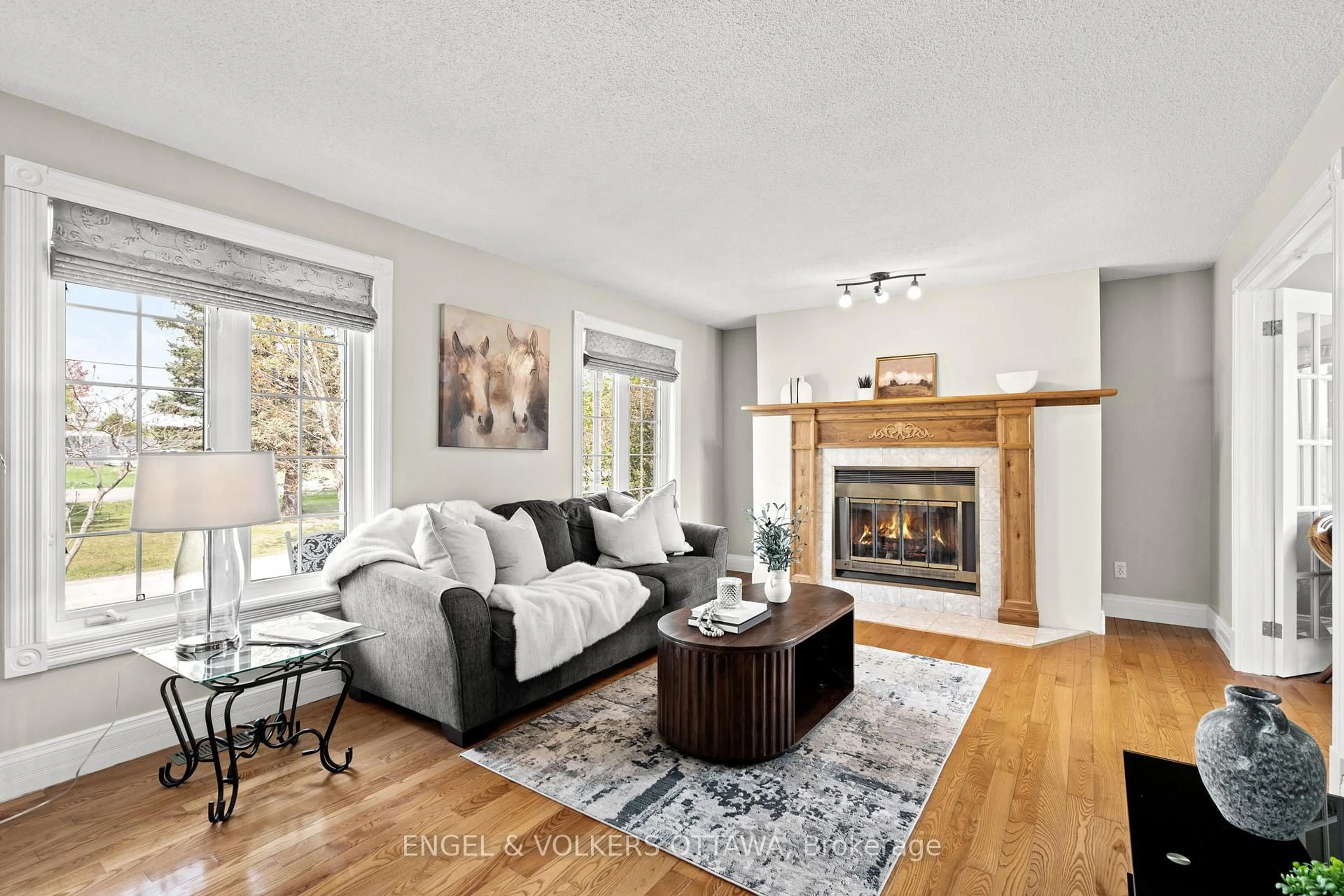 Living room with furniture, wood/laminate floor for 2867 Stagecoach Rd, Osgoode Ontario K0A 2W0