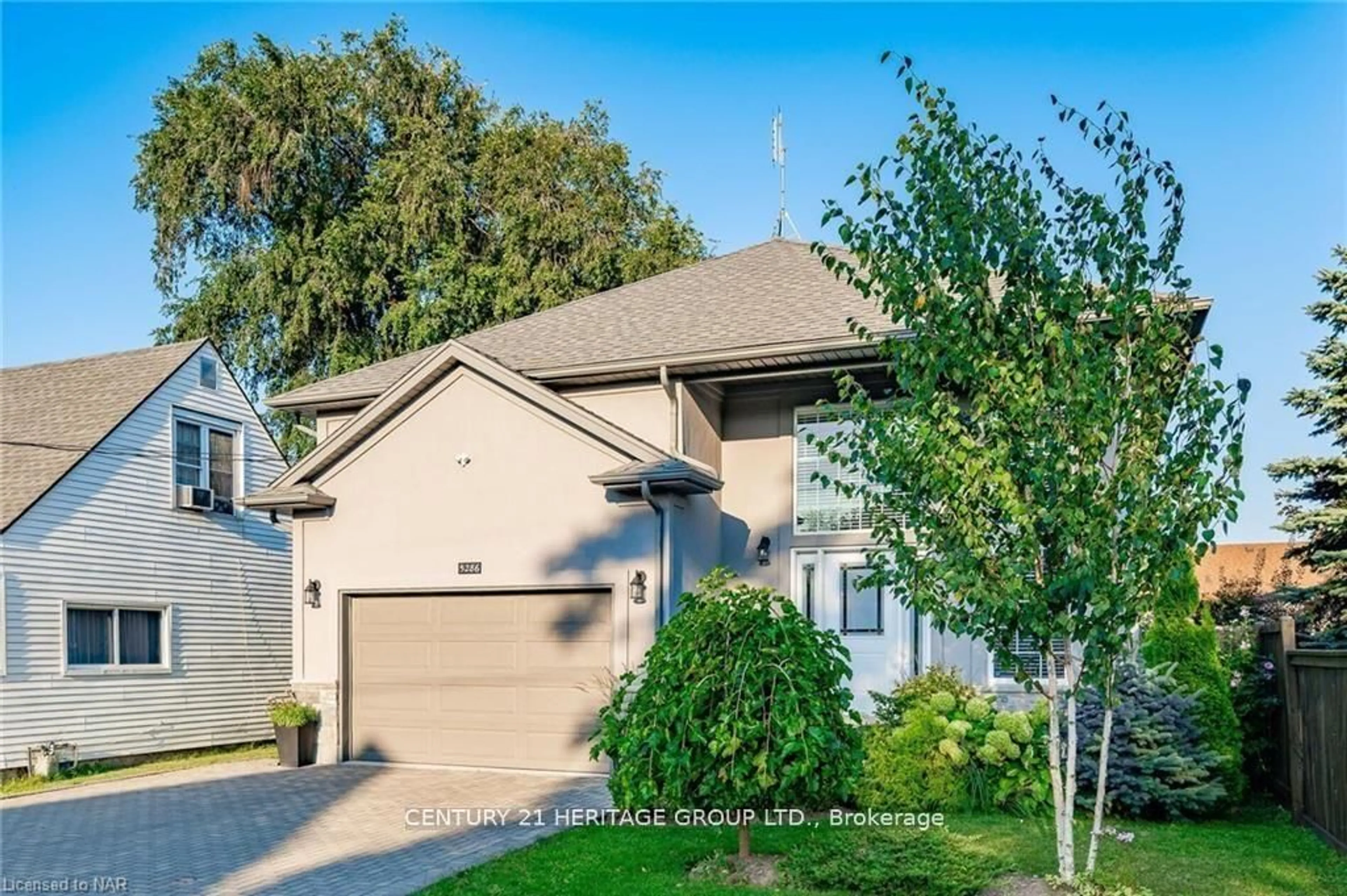 Home with vinyl exterior material, street for 5286 BUCHANAN Ave, Niagara Falls Ontario L2E 5A8