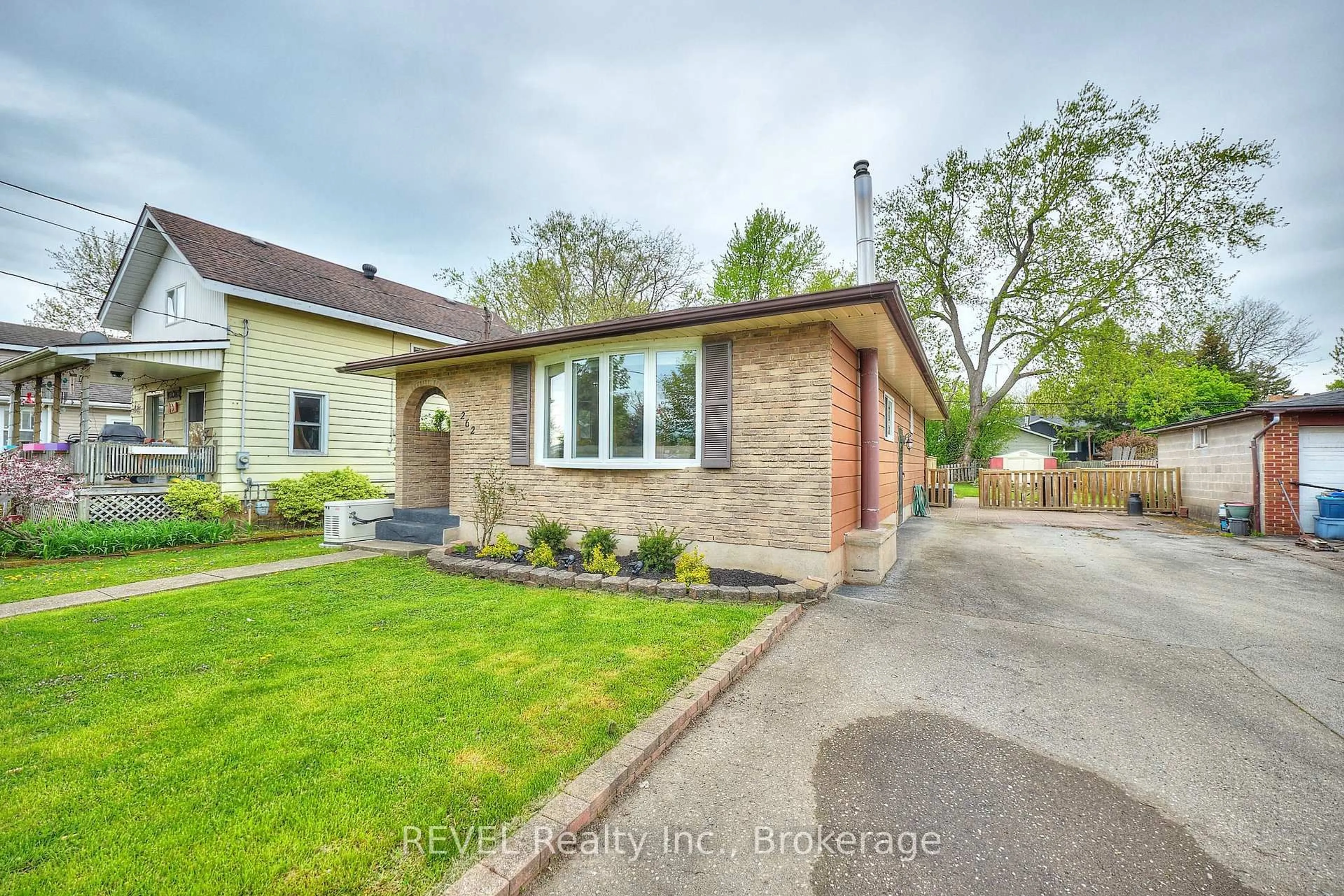 Home with brick exterior material, street for 262 High St, Fort Erie Ontario L2A 3R3