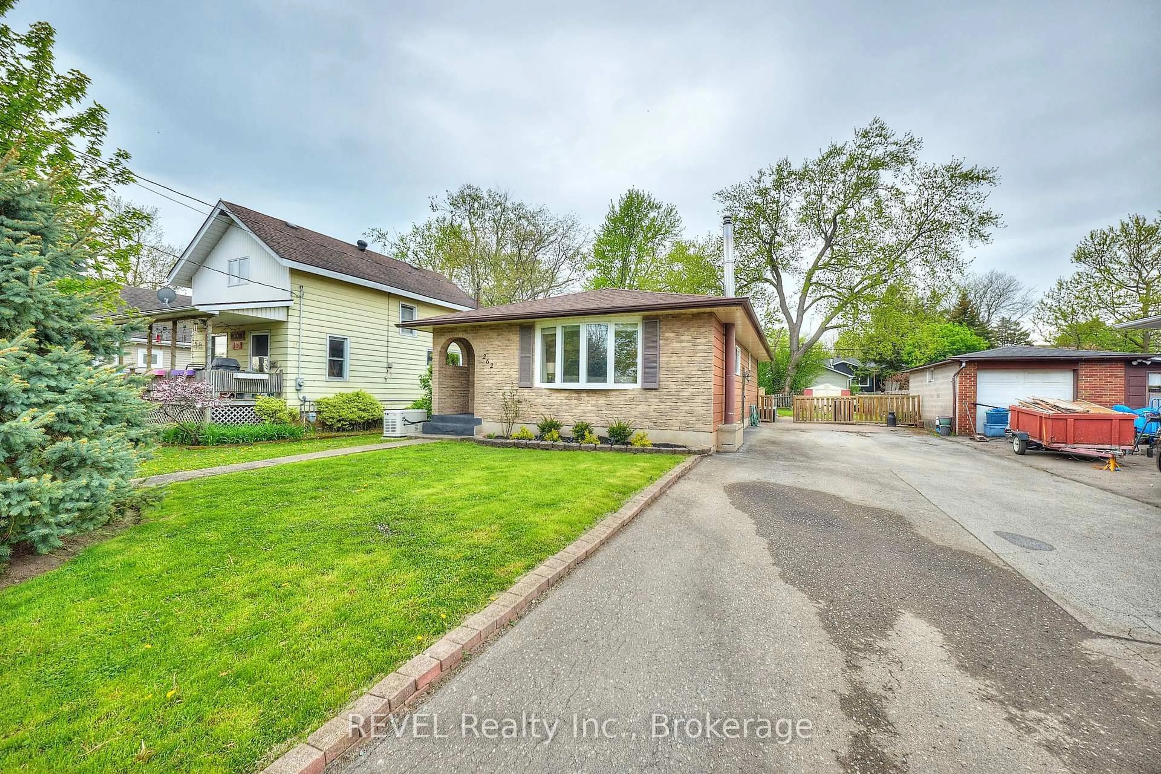Home with brick exterior material, street for 262 High St, Fort Erie Ontario L2A 3R3