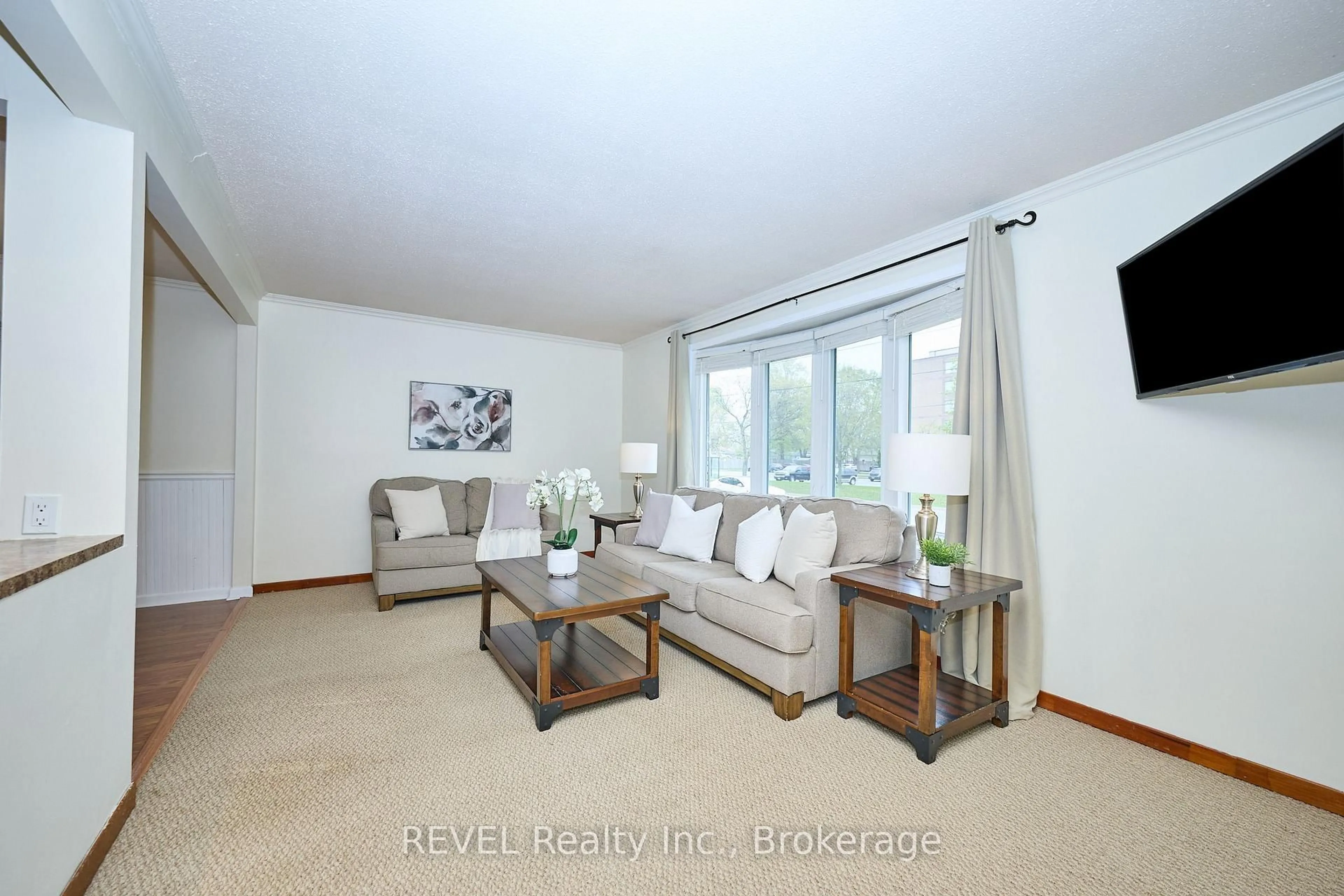 Living room with furniture, unknown for 262 High St, Fort Erie Ontario L2A 3R3