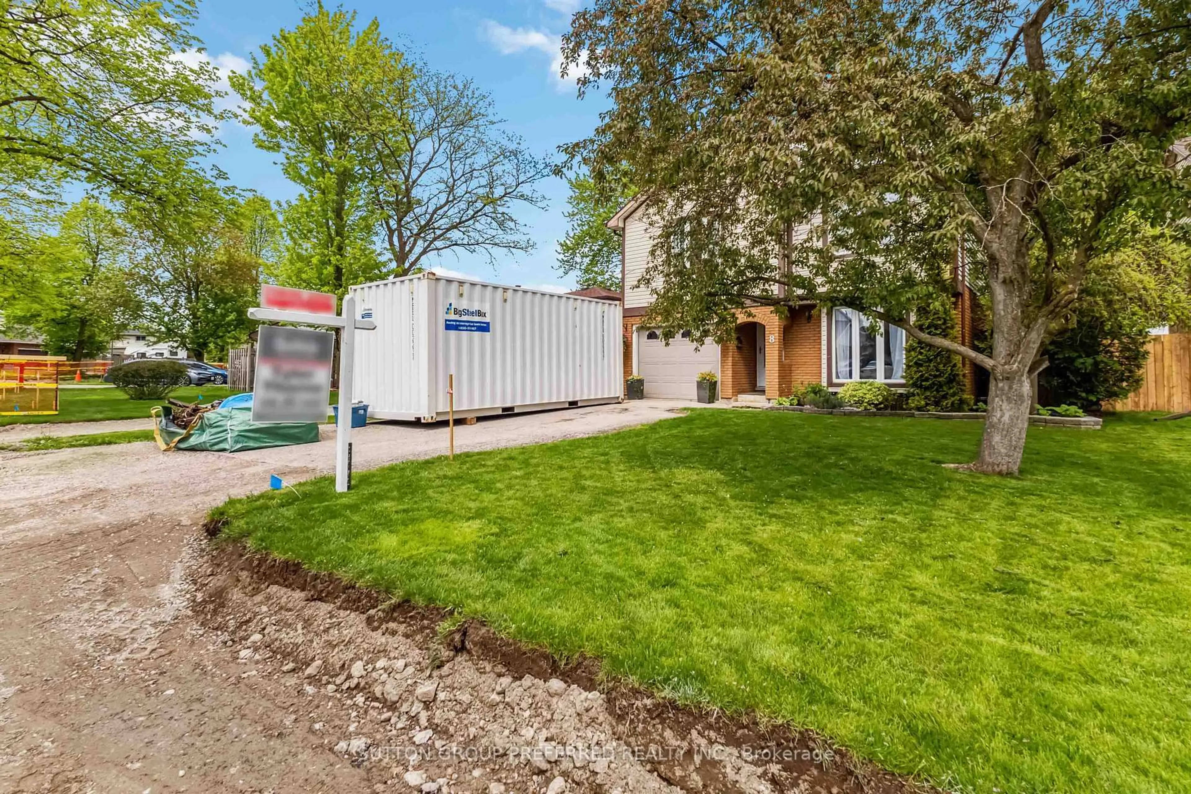Unknown for 8 Lochern Rd, London South Ontario N5Z 4L6