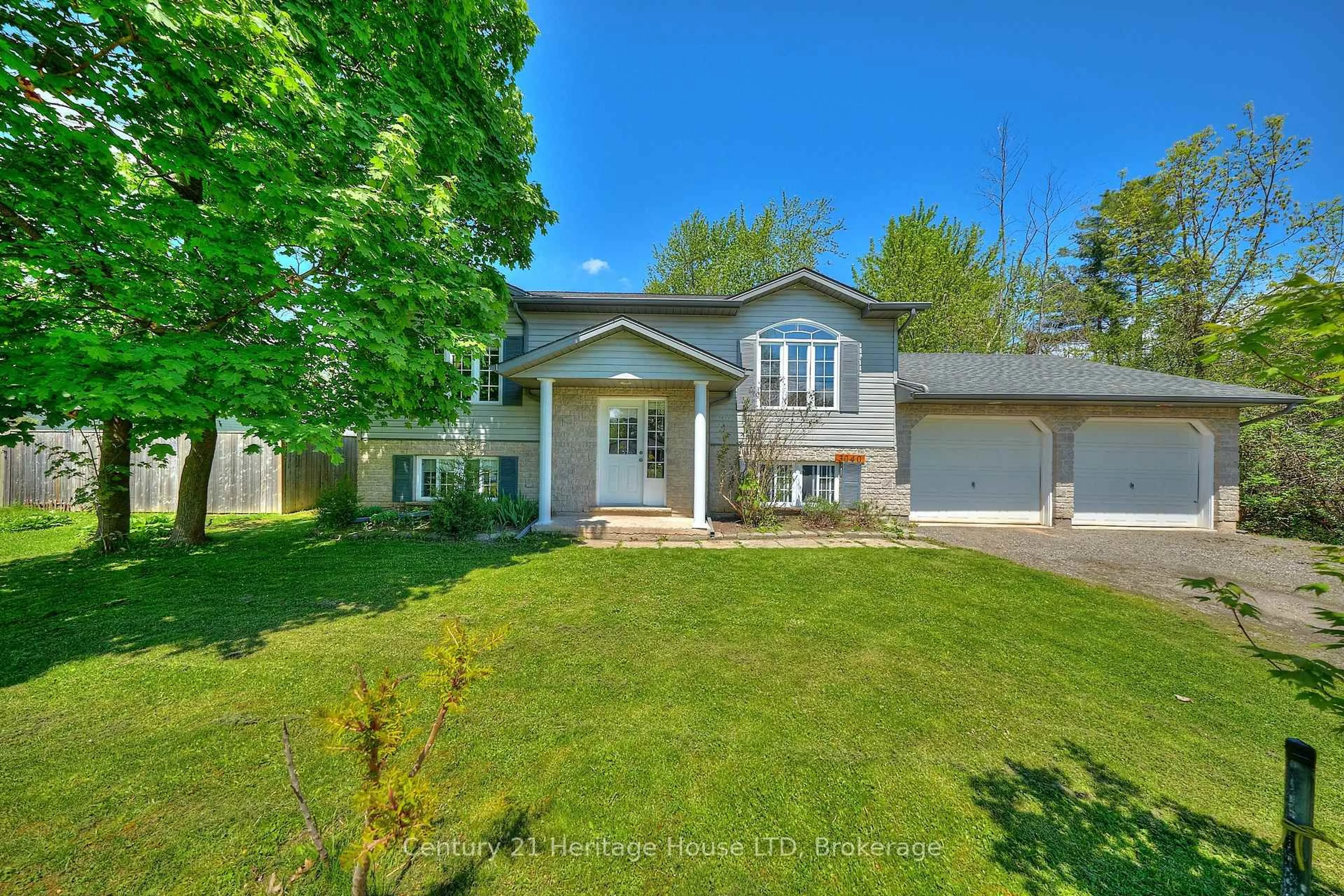 A pic from outside/outdoor area/front of a property/back of a property/a pic from drone, street for 3040 Poplar Ave, Fort Erie Ontario L0S 1N0