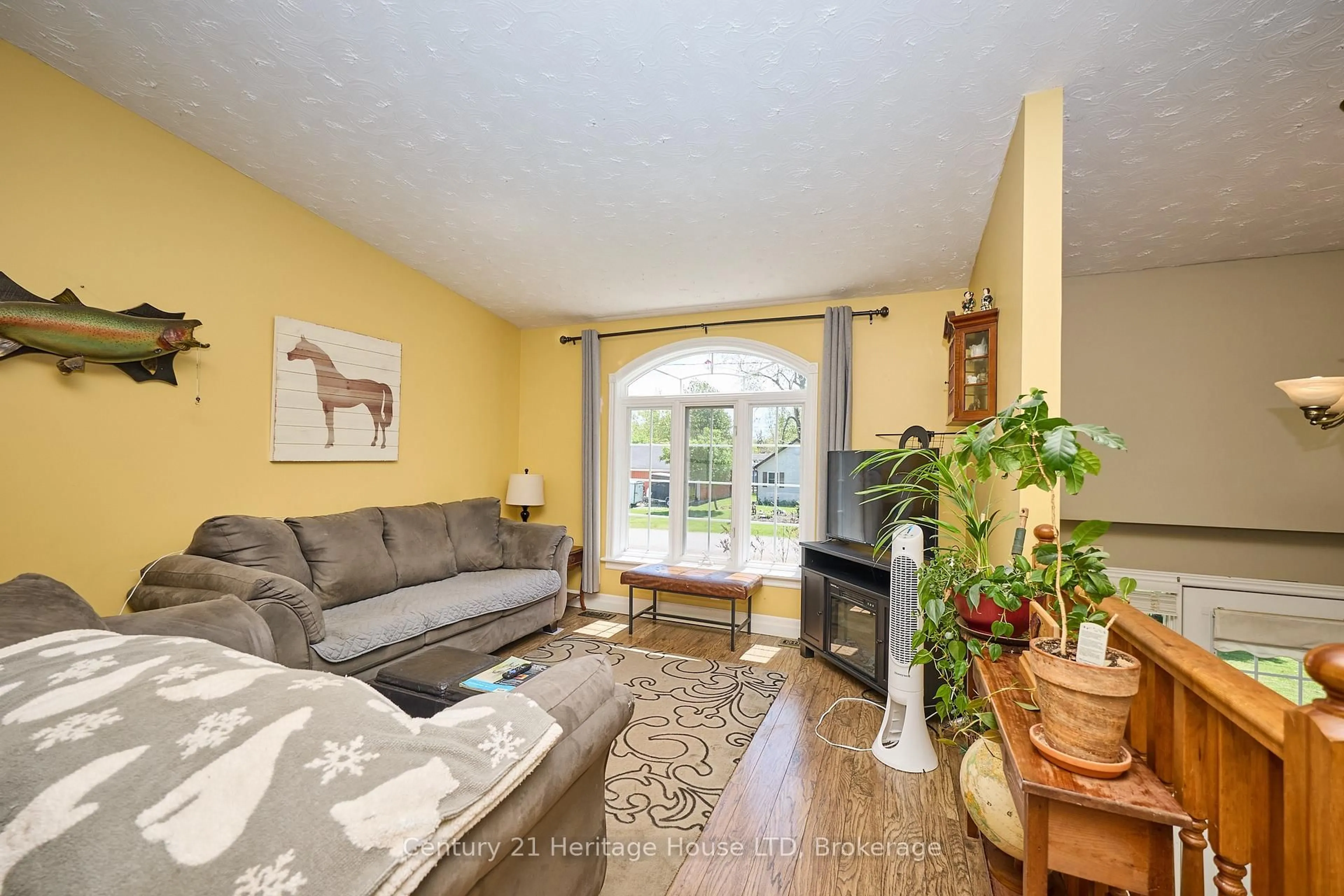Living room with furniture, unknown for 3040 Poplar Ave, Fort Erie Ontario L0S 1N0